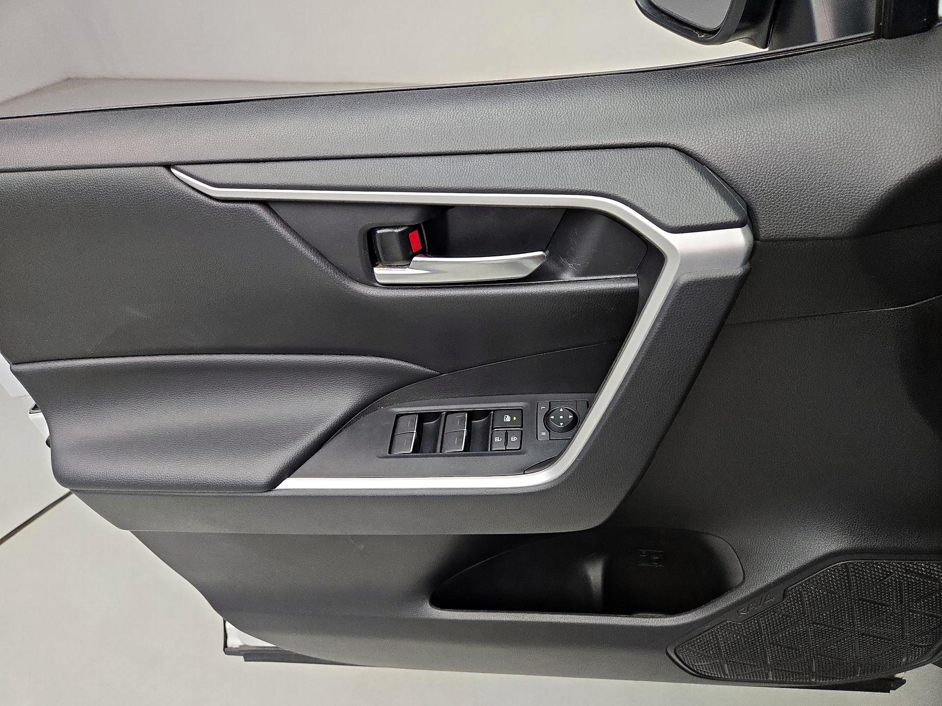Thumbnail: 2022 Toyota RAV4 - 12