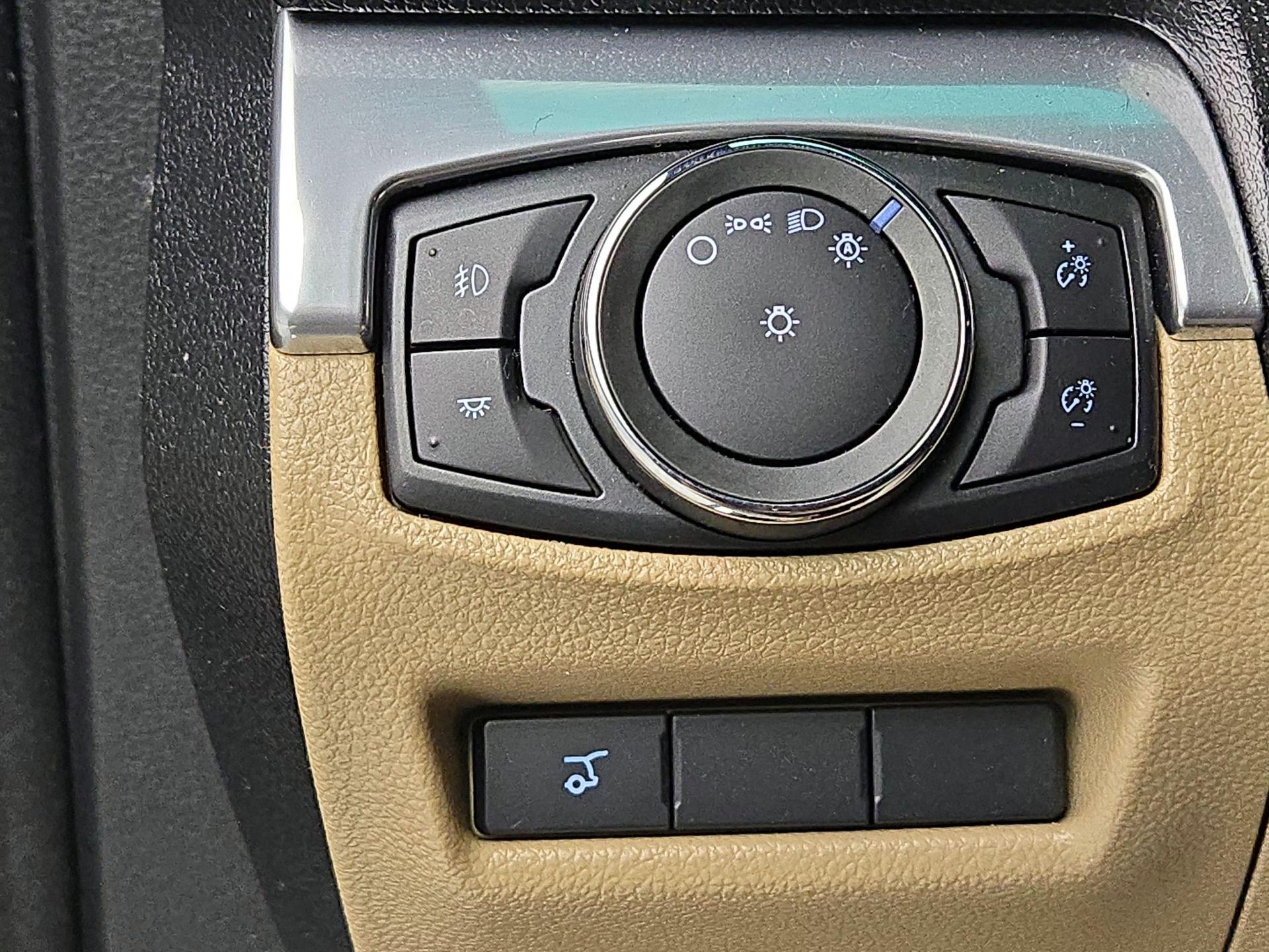 Thumbnail: 2016 Ford Explorer - 13