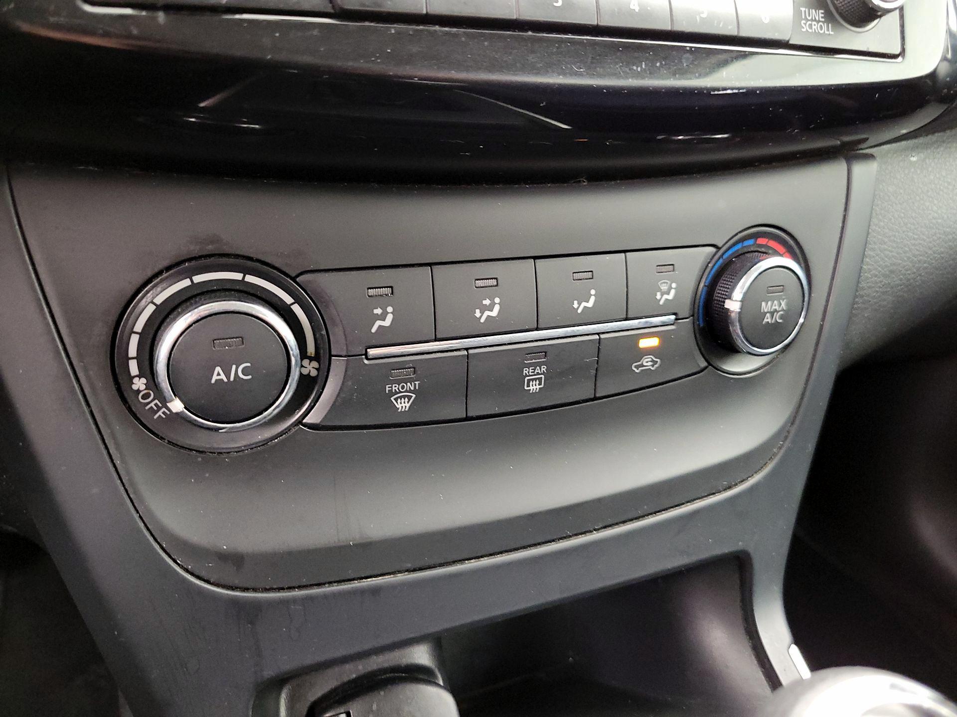 Thumbnail: 2016 Nissan Sentra - 16