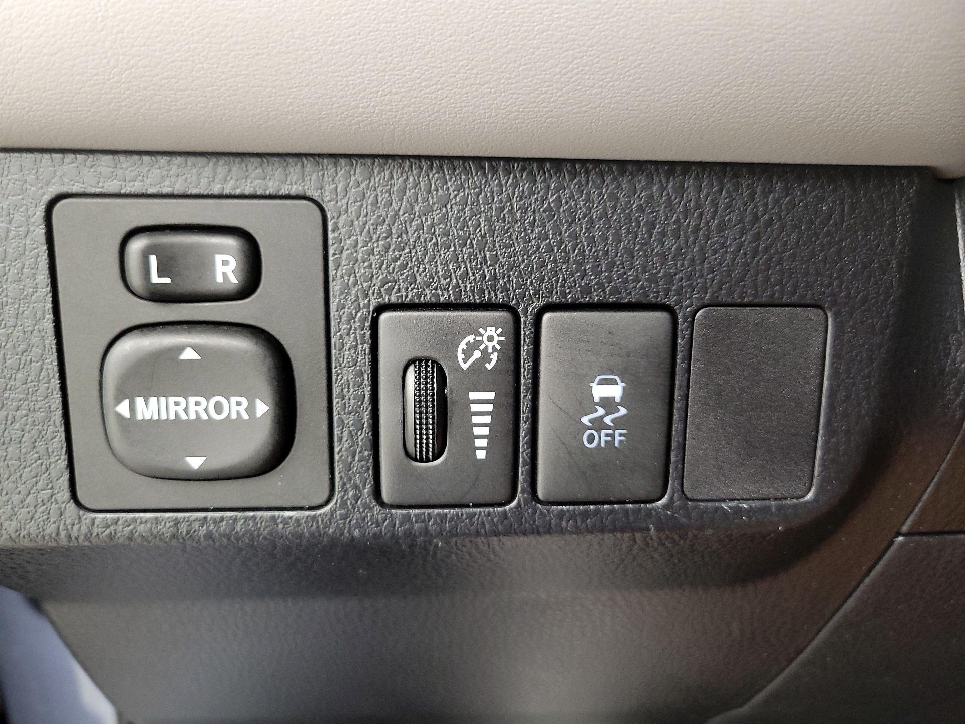 Thumbnail: 2014 Toyota RAV4 - 13