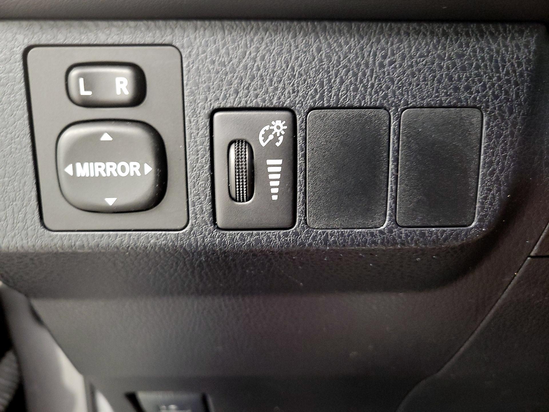 Thumbnail: 2016 Toyota RAV4 - 13