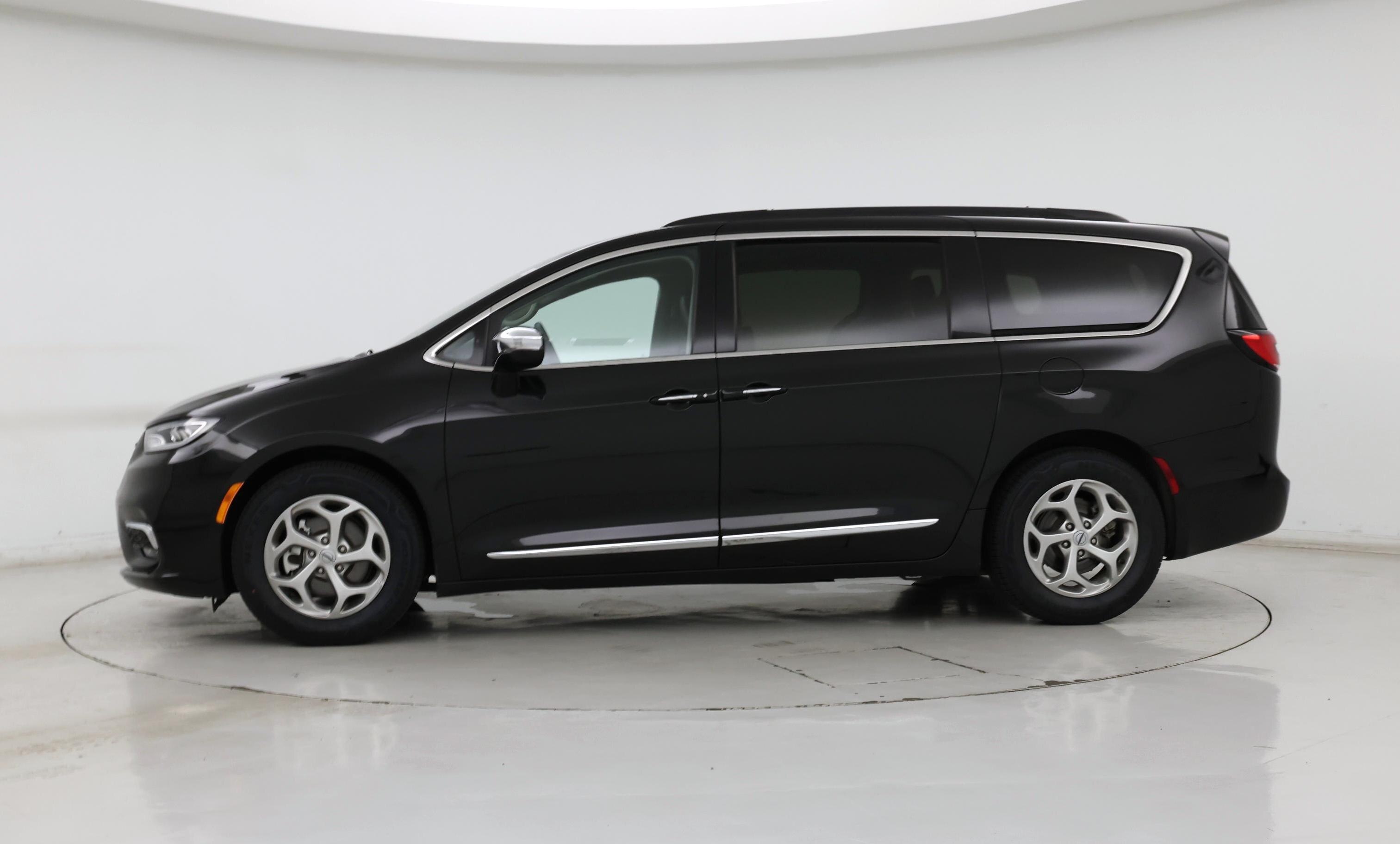 Thumbnail: 2023 Chrysler Pacifica - 3