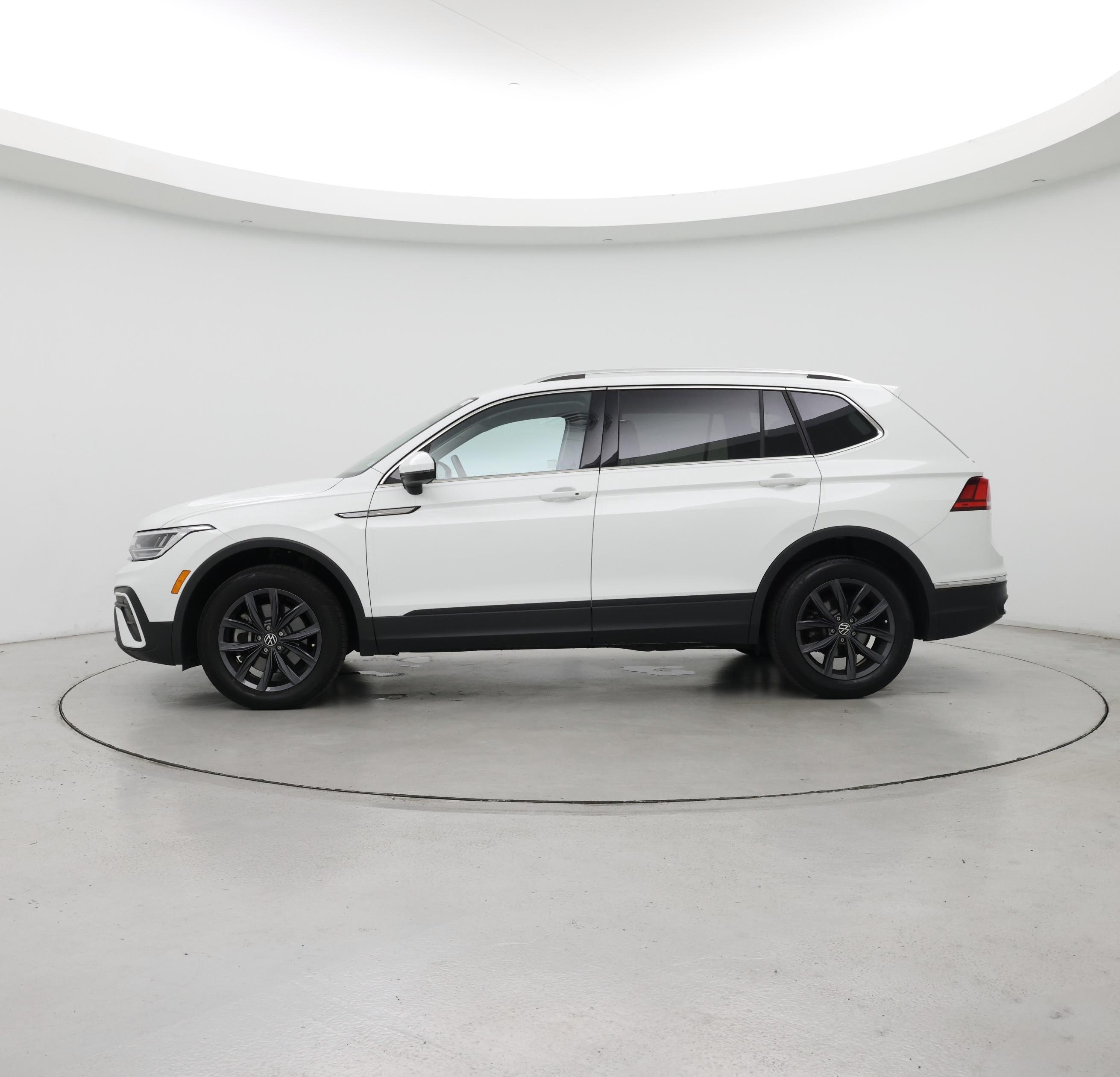 Thumbnail: 2022 Volkswagen Tiguan - 3