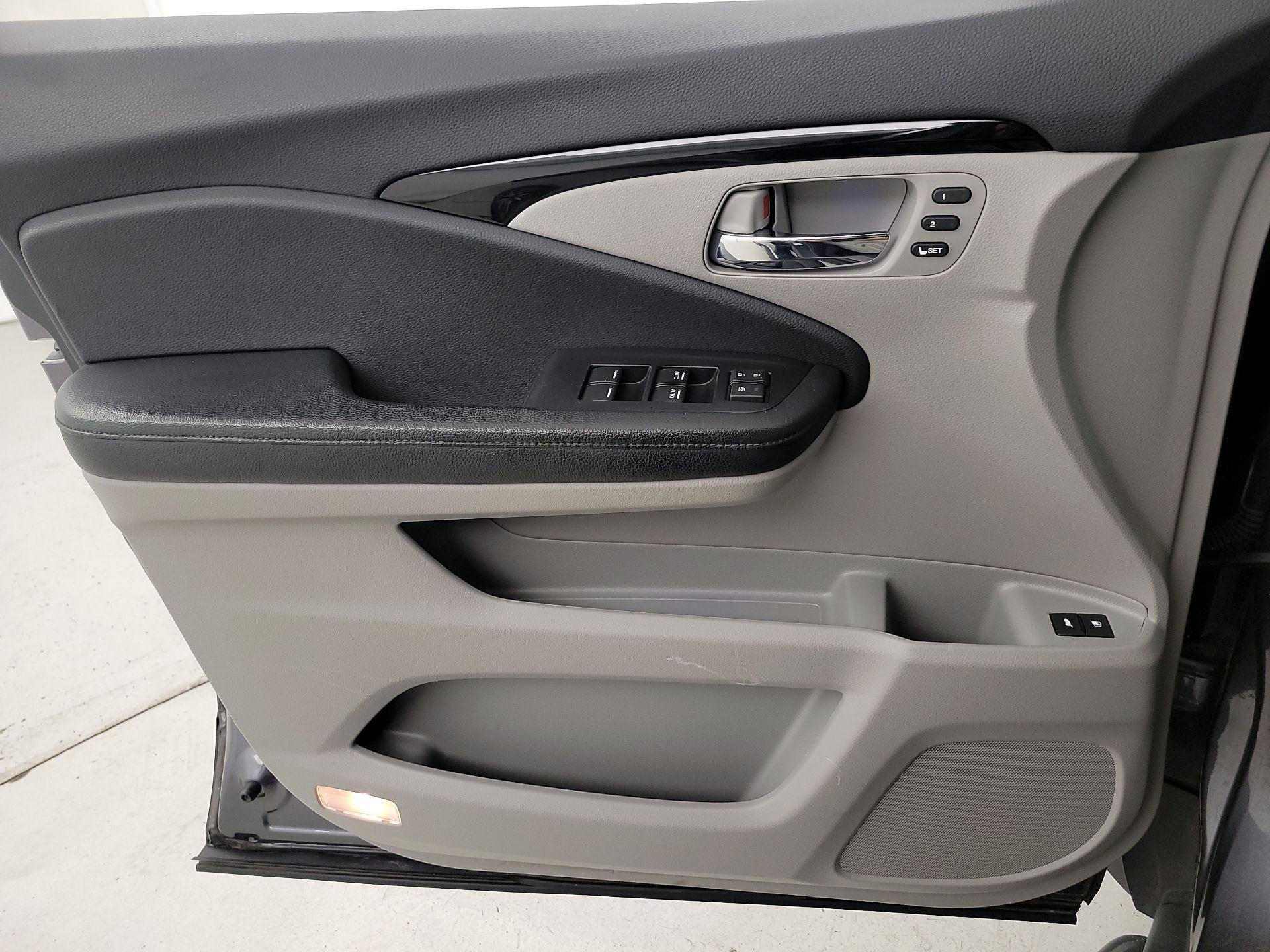 Thumbnail: 2019 Honda Pilot - 12