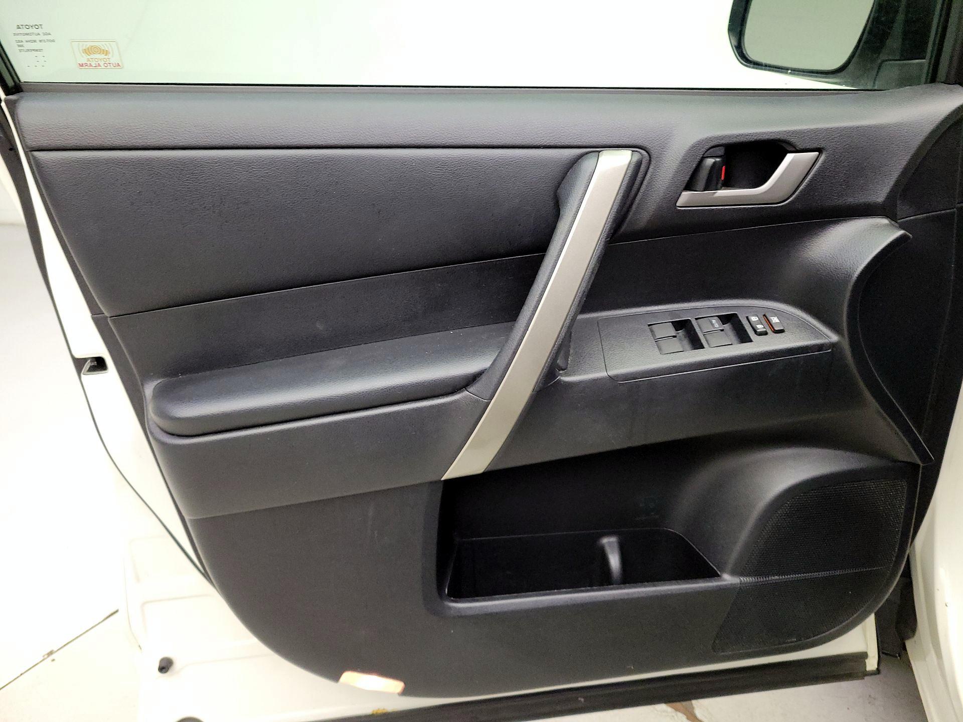 Thumbnail: 2013 Toyota Highlander - 12