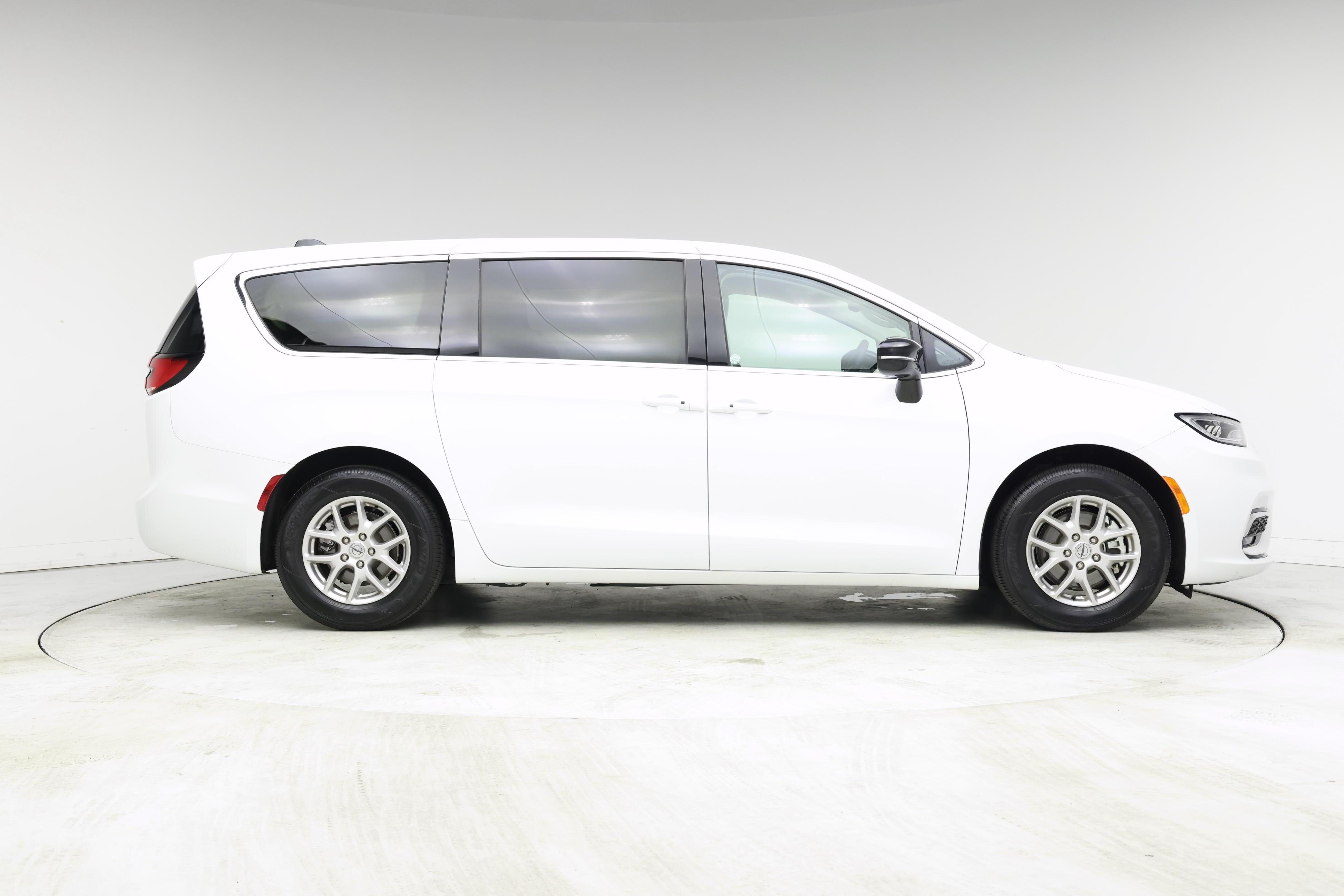 Thumbnail: 2024 Chrysler Pacifica - 7