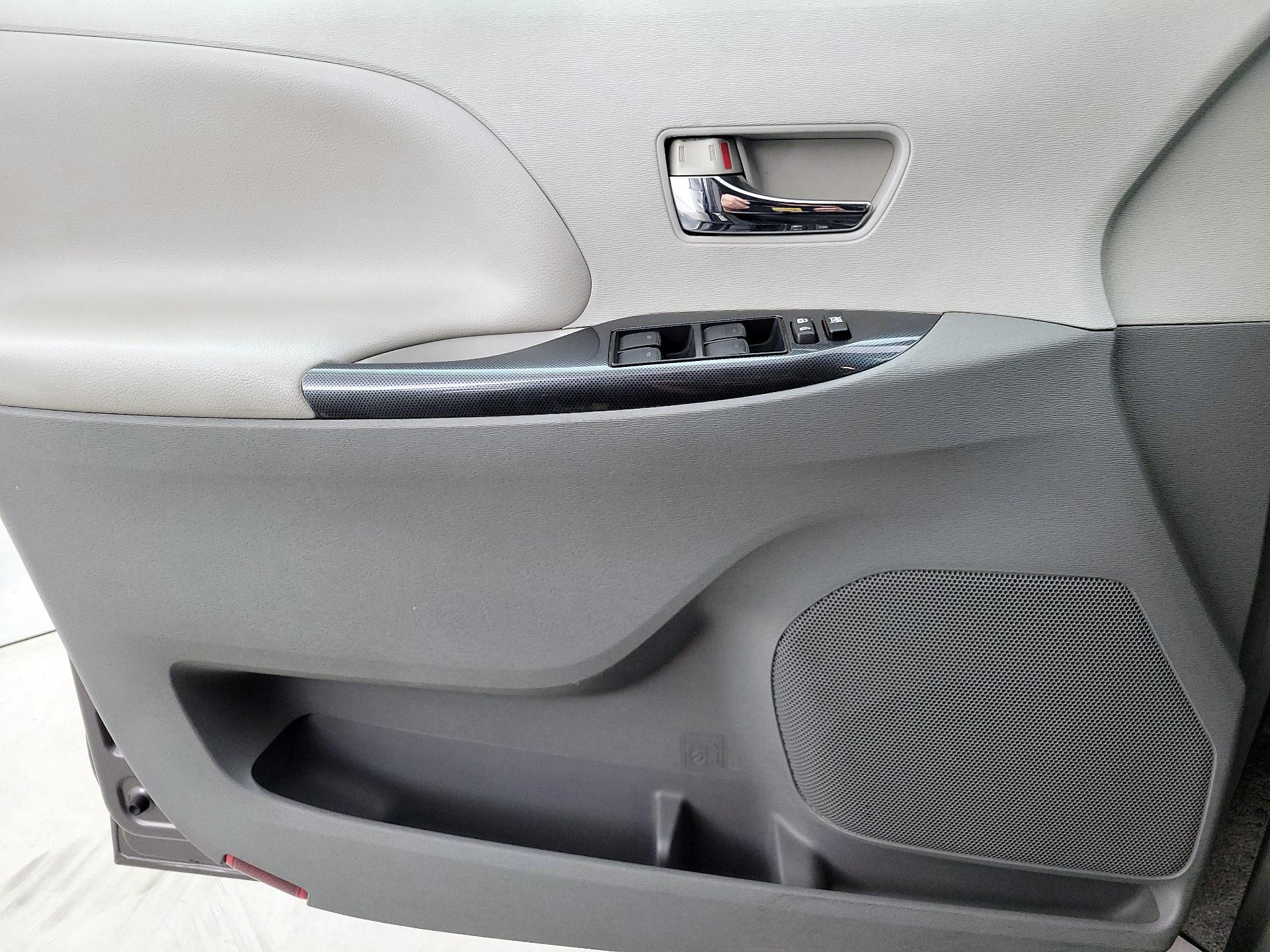 Thumbnail: 2013 Toyota Sienna - 12