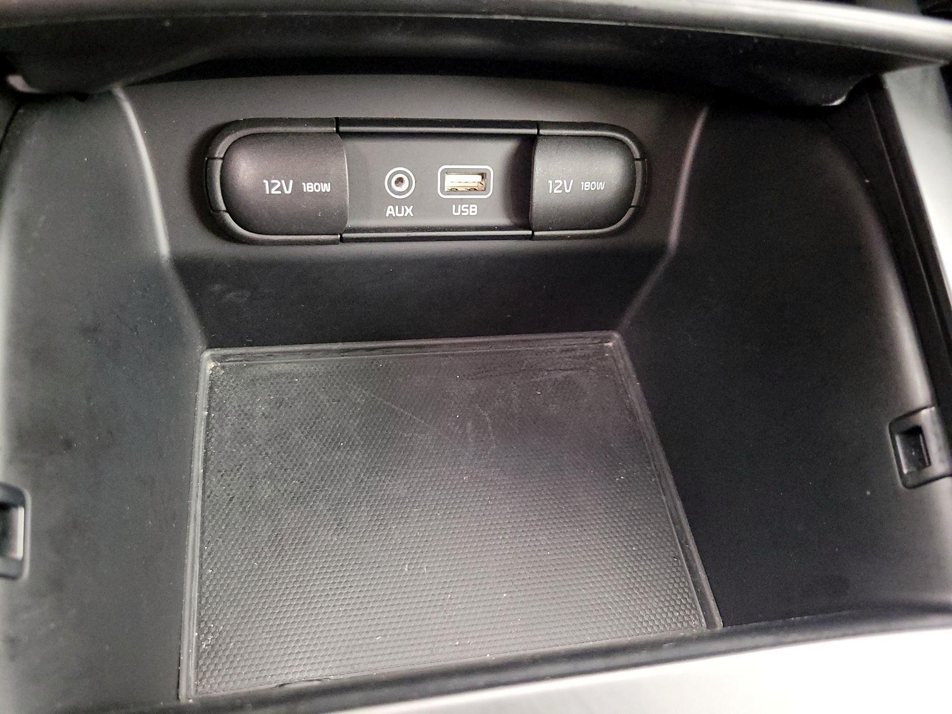 Thumbnail: 2016 Kia Sorento - 18