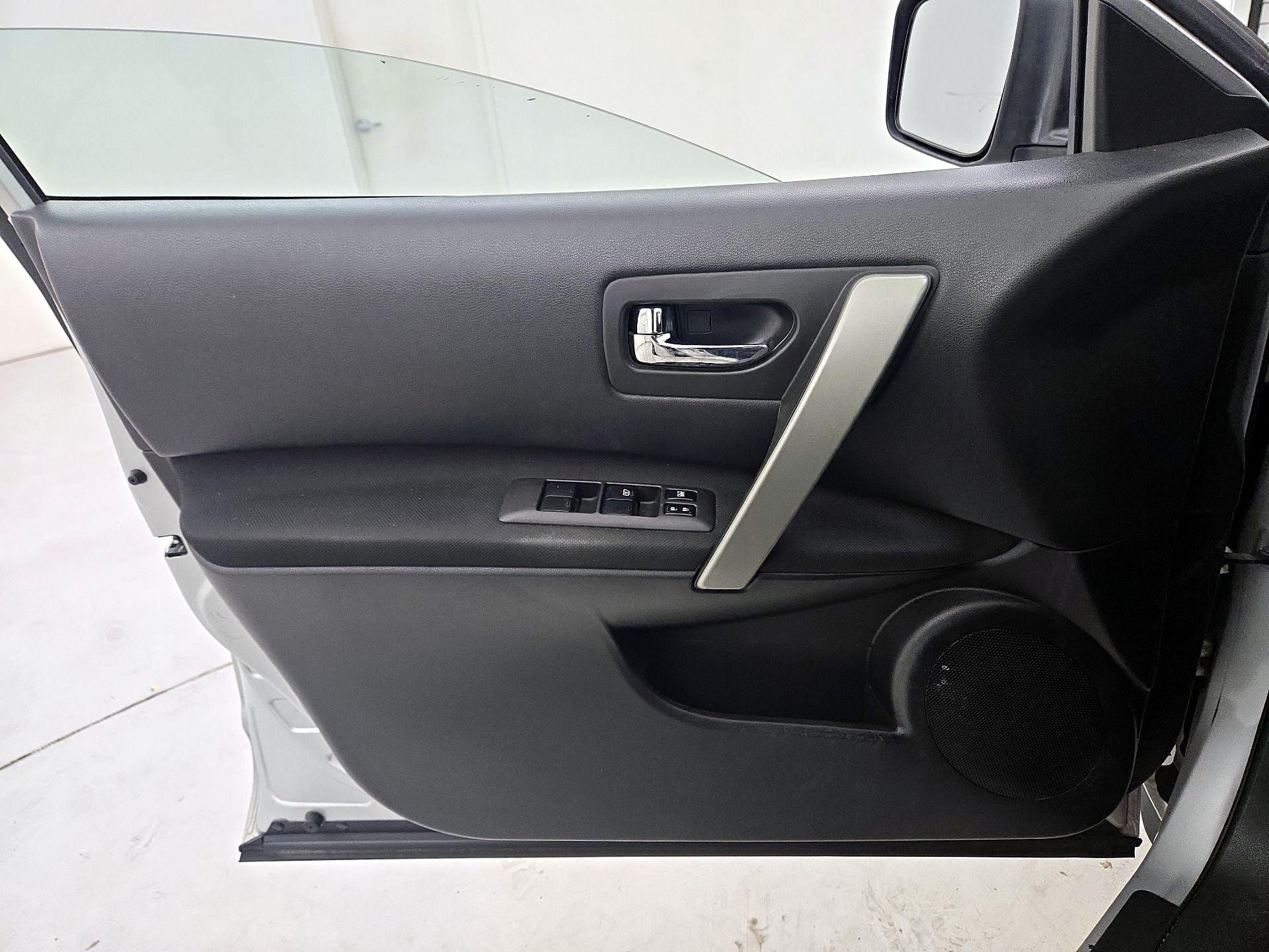 Thumbnail: 2015 Nissan Rogue - 12