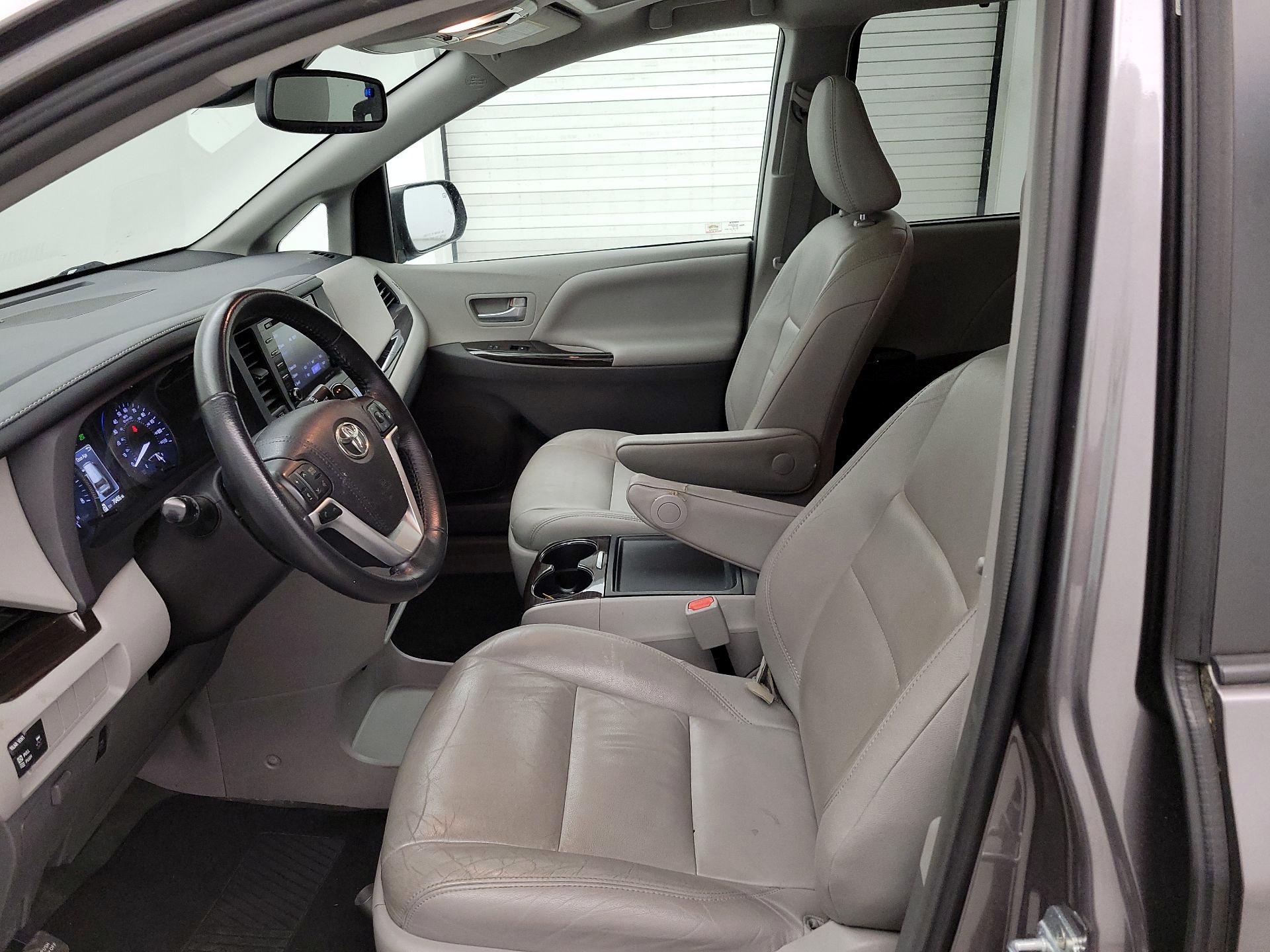 Thumbnail: 2018 Toyota Sienna - 11