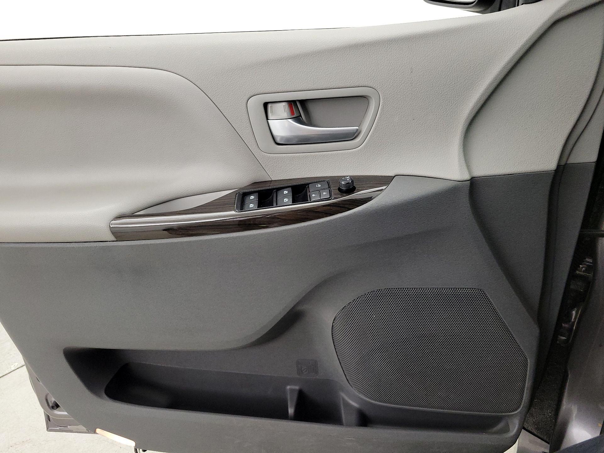 Thumbnail: 2018 Toyota Sienna - 12