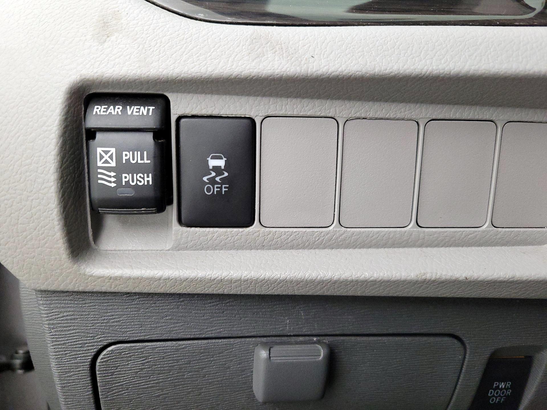 Thumbnail: 2018 Toyota Sienna - 13