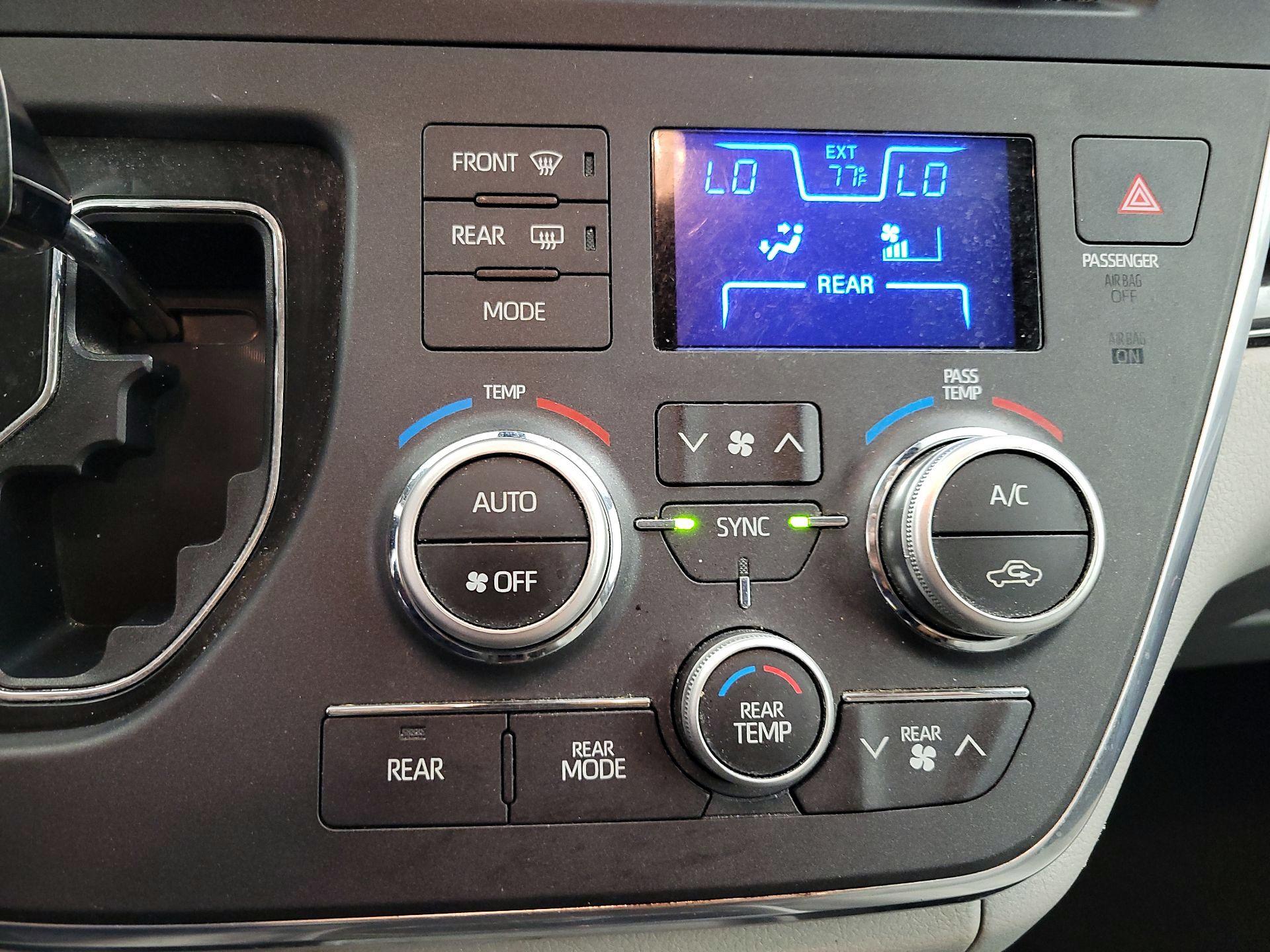 Thumbnail: 2018 Toyota Sienna - 16