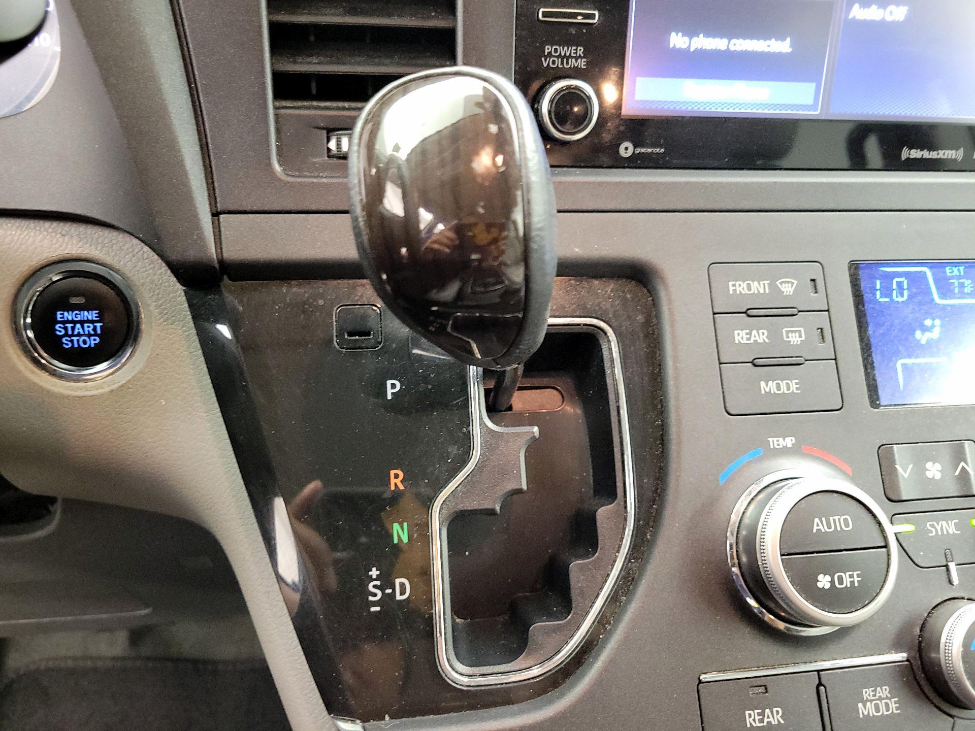 Thumbnail: 2018 Toyota Sienna - 17