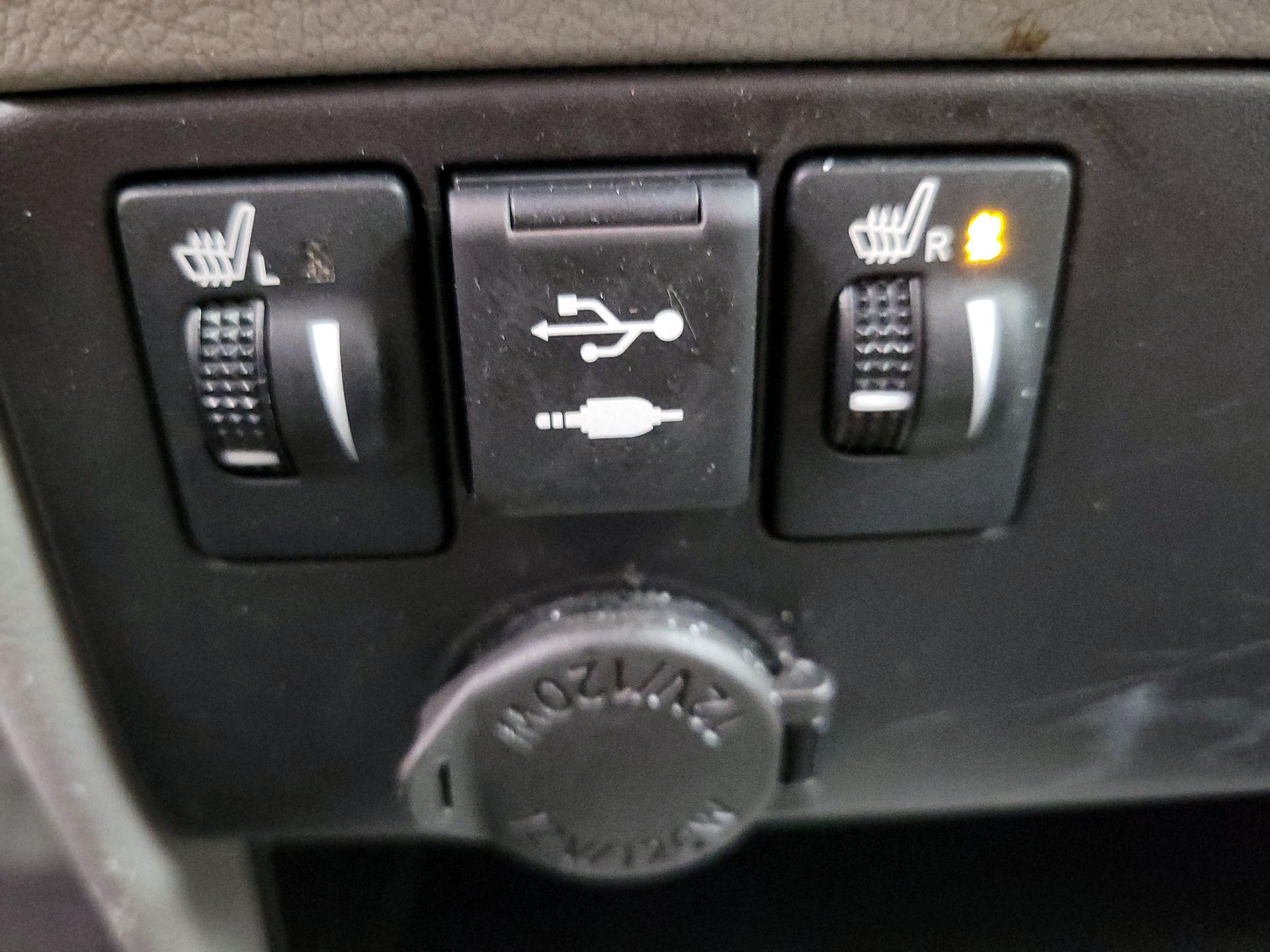 Thumbnail: 2018 Toyota Sienna - 18