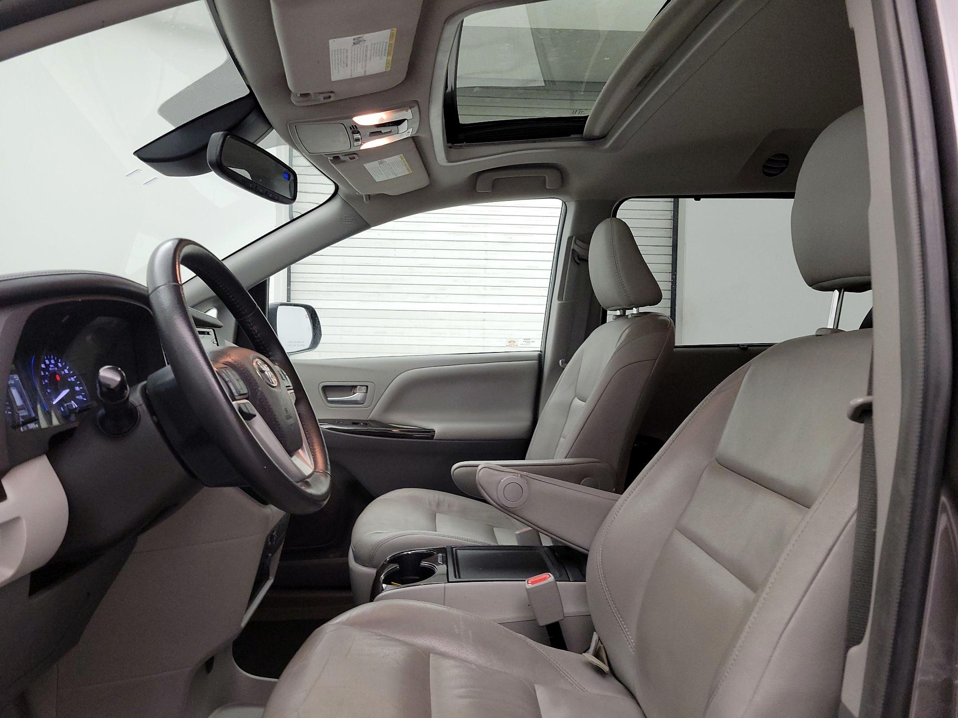 Thumbnail: 2018 Toyota Sienna - 19