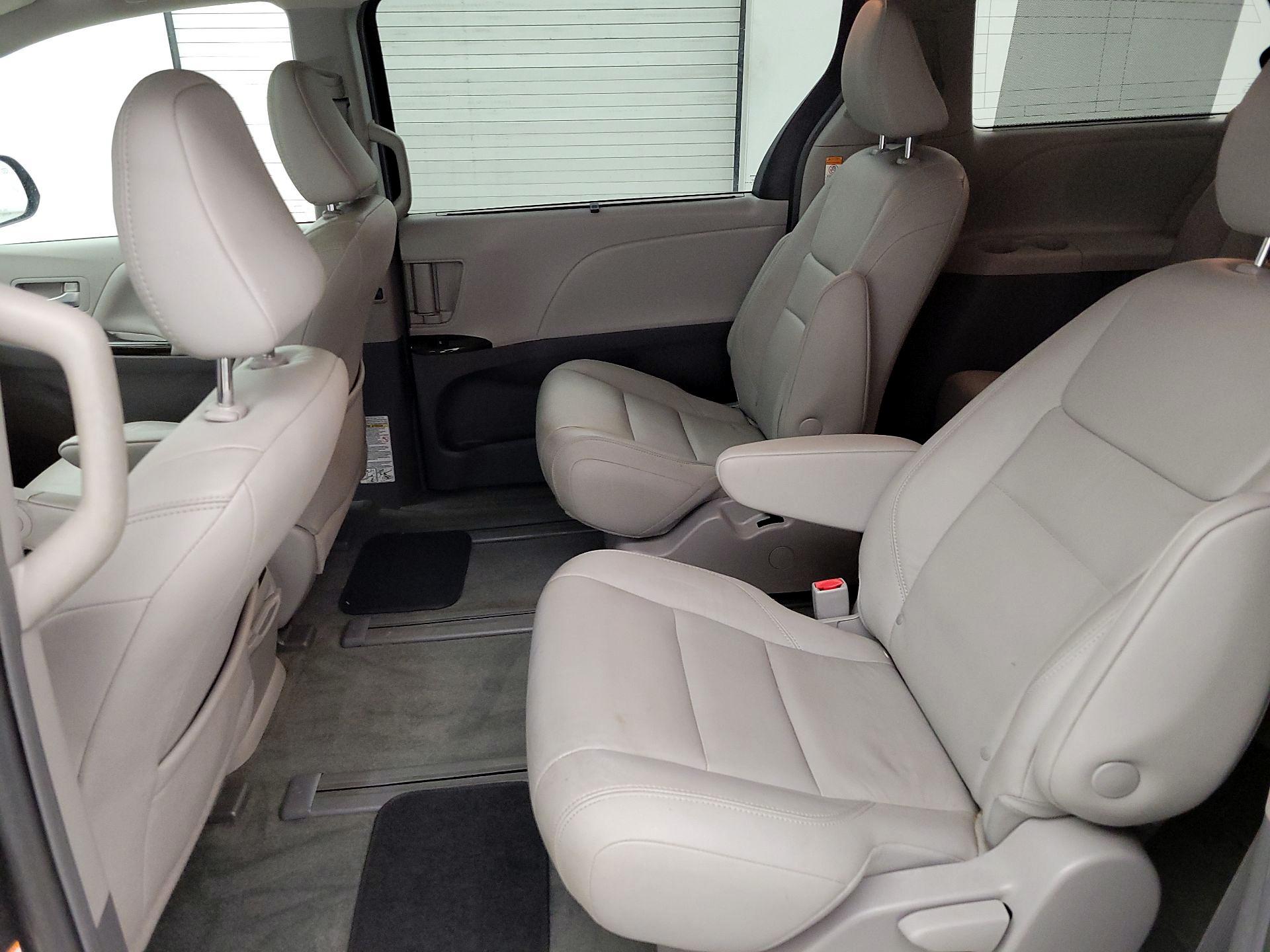 Thumbnail: 2018 Toyota Sienna - 20