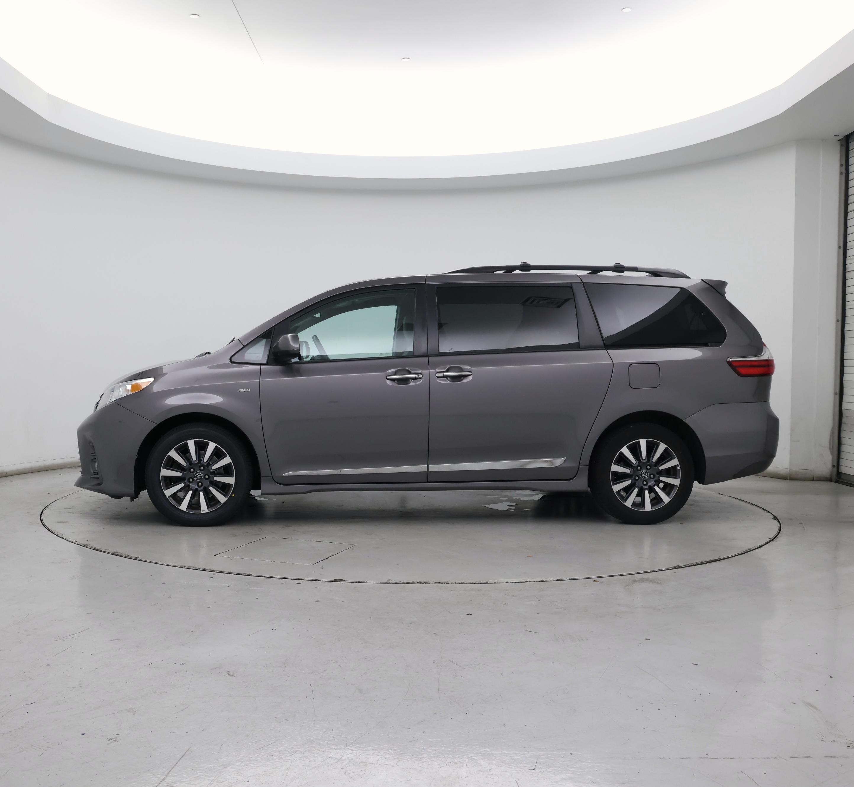Thumbnail: 2018 Toyota Sienna - 3