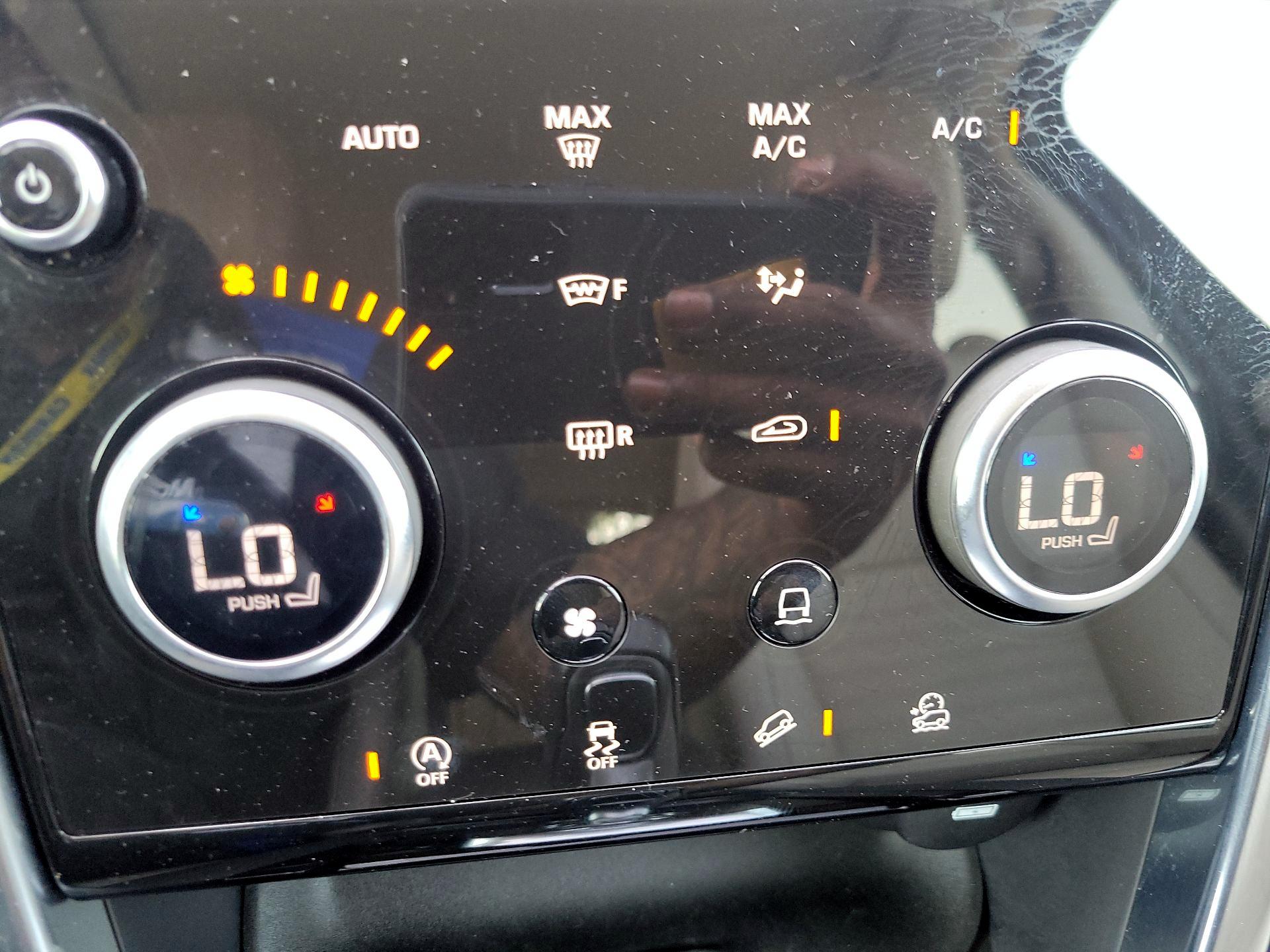 Thumbnail: 2020 Land Rover Discovery Sport - 14