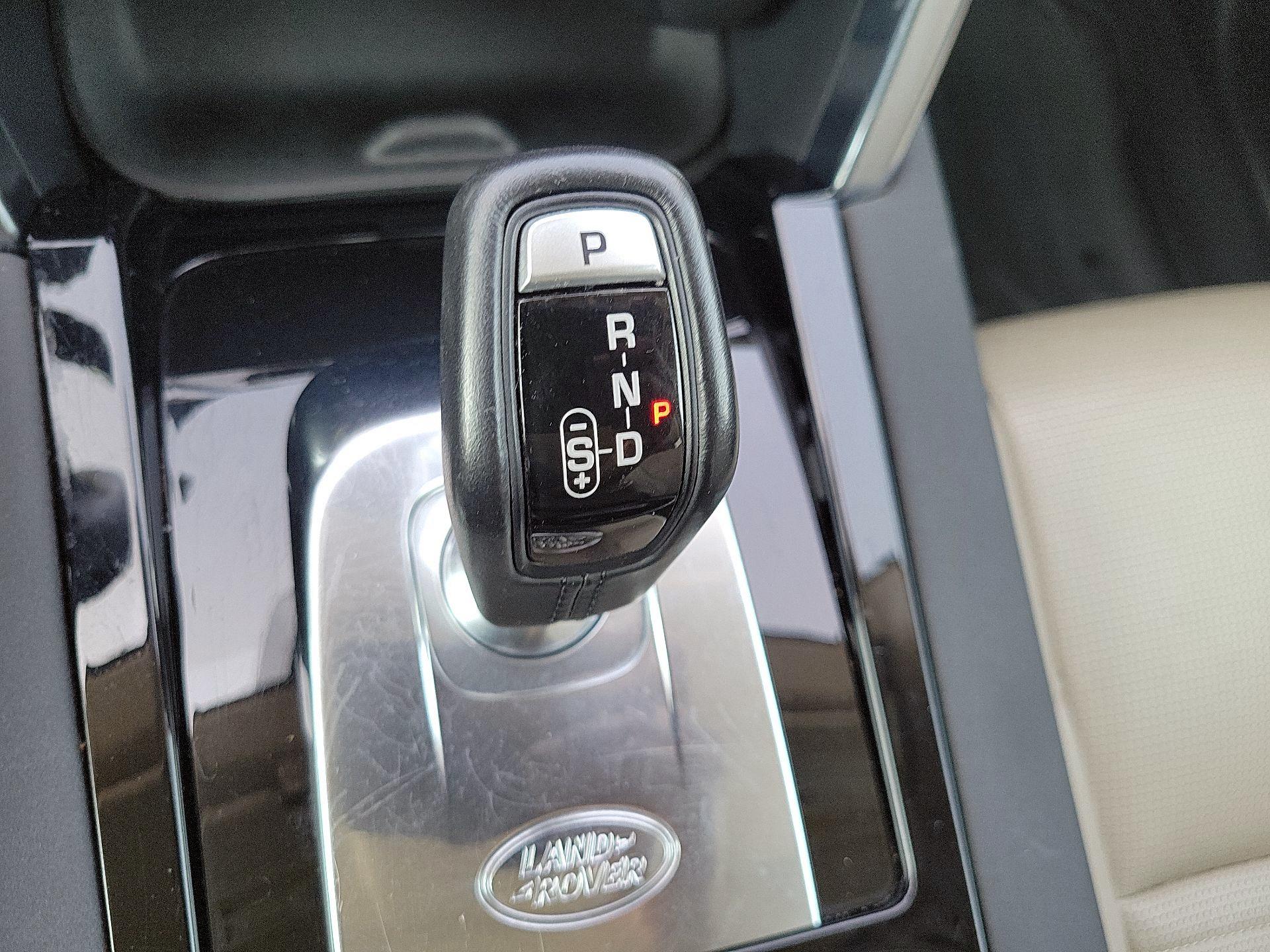 Thumbnail: 2020 Land Rover Discovery Sport - 15