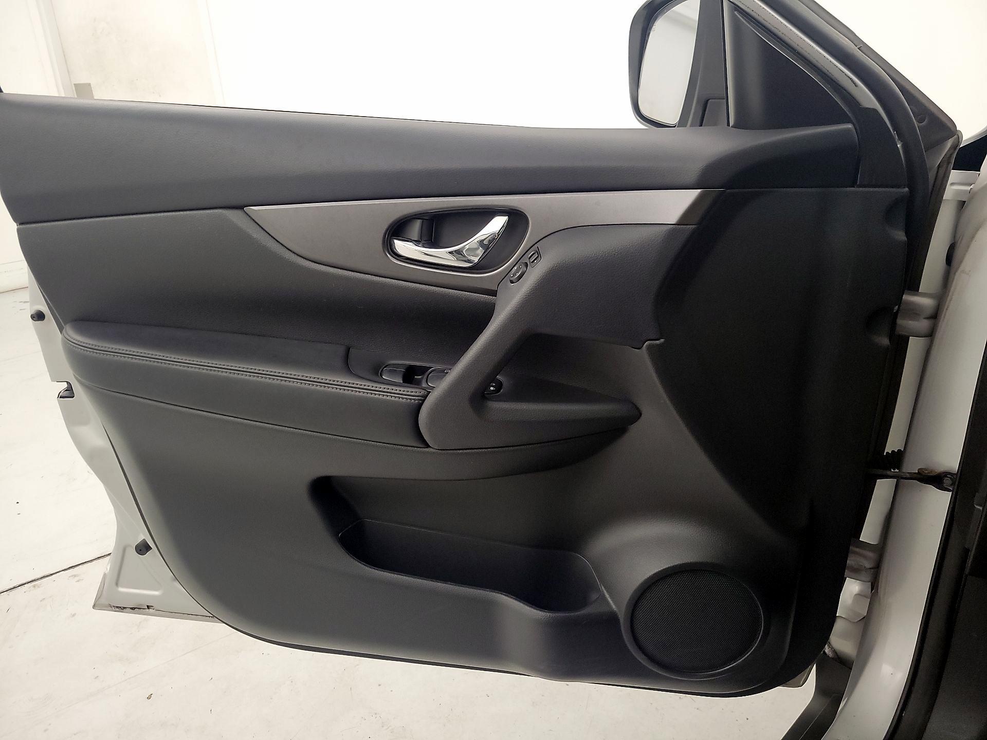 Thumbnail: 2015 Nissan Rogue - 12