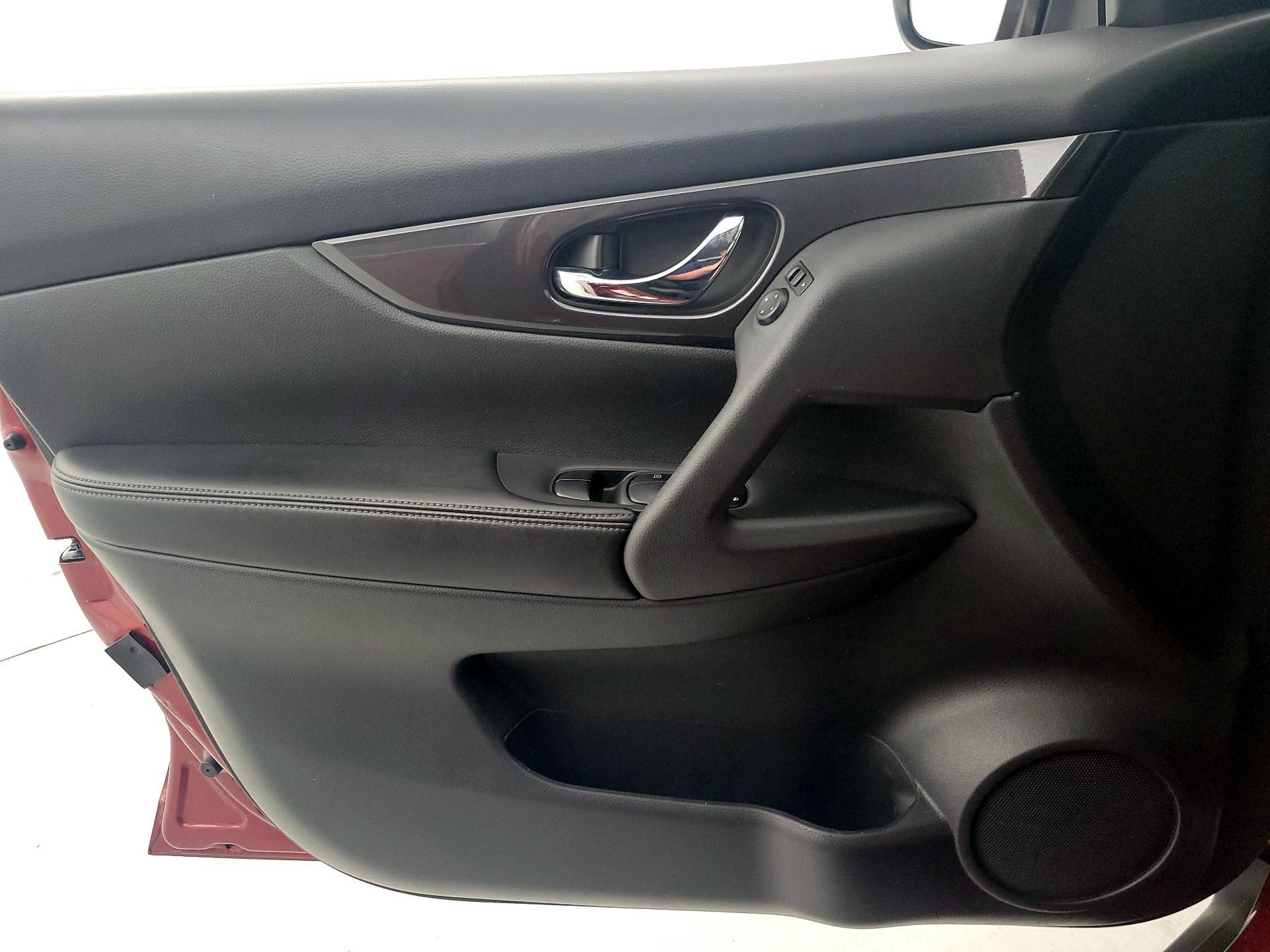 Thumbnail: 2019 Nissan Rogue - 12