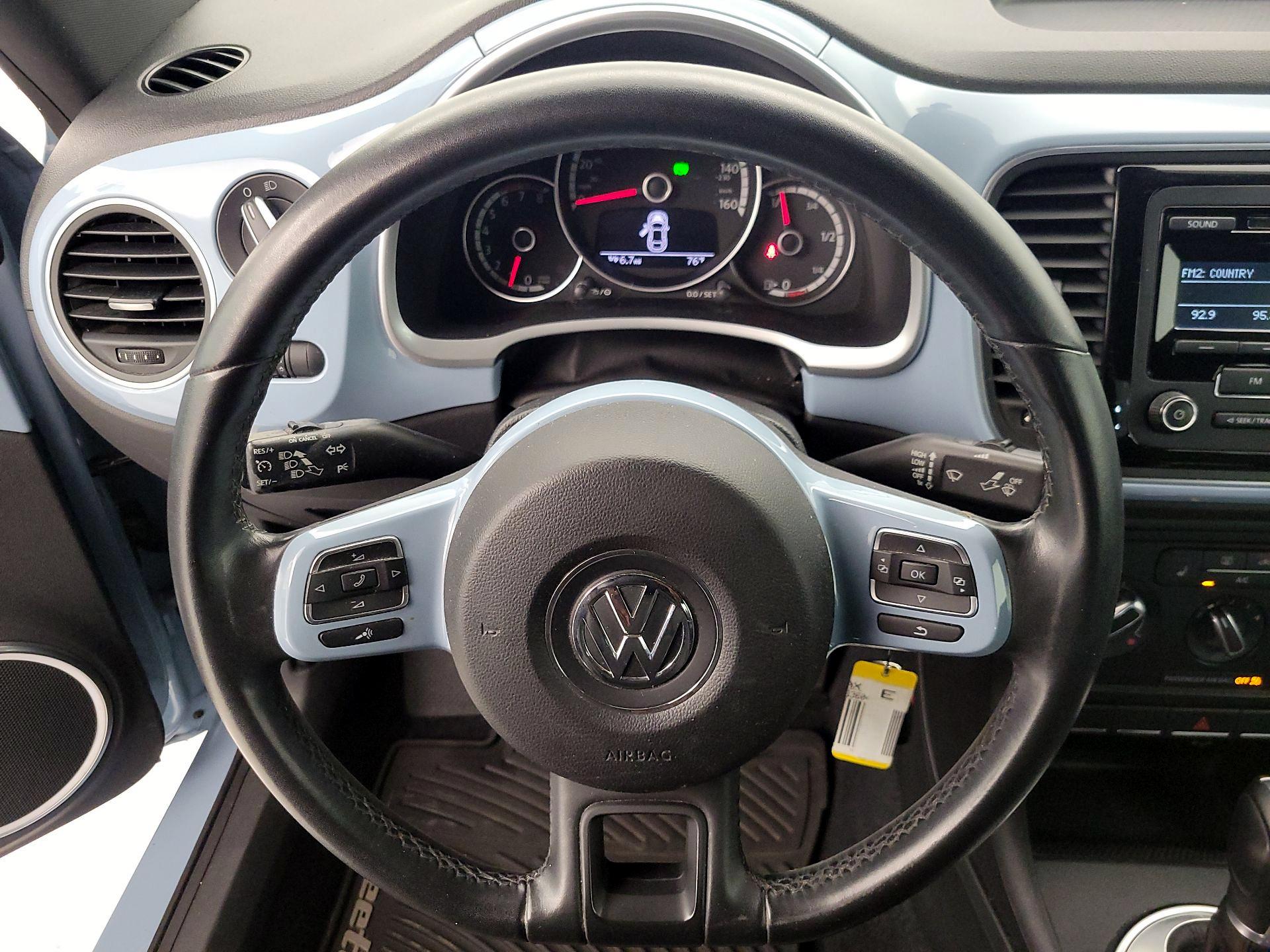 Thumbnail: 2015 Volkswagen Beetle - 10