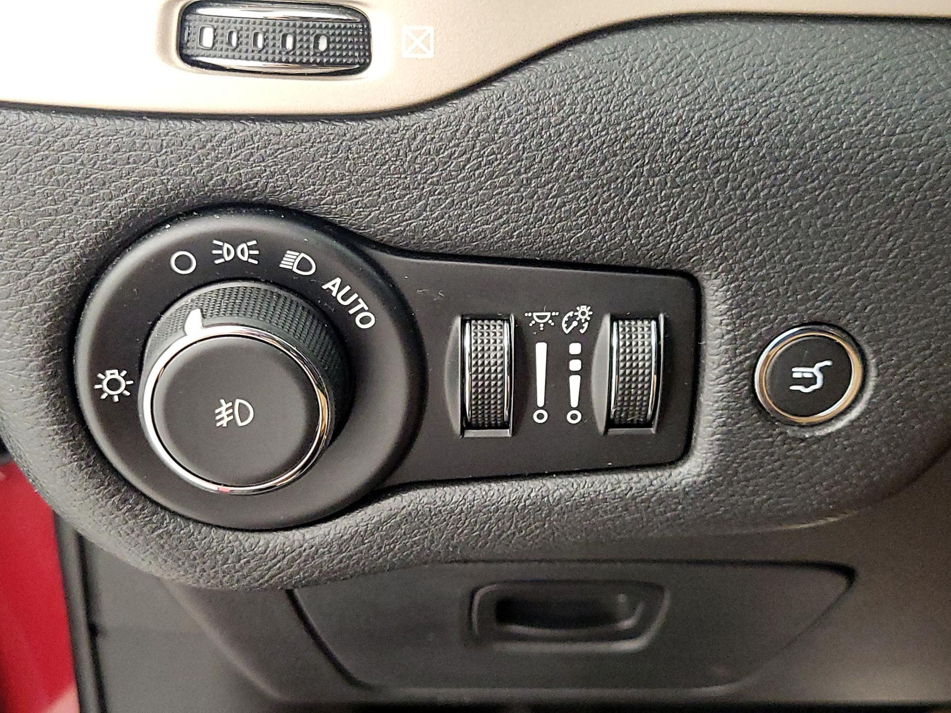 Thumbnail: 2016 Jeep Cherokee - 13