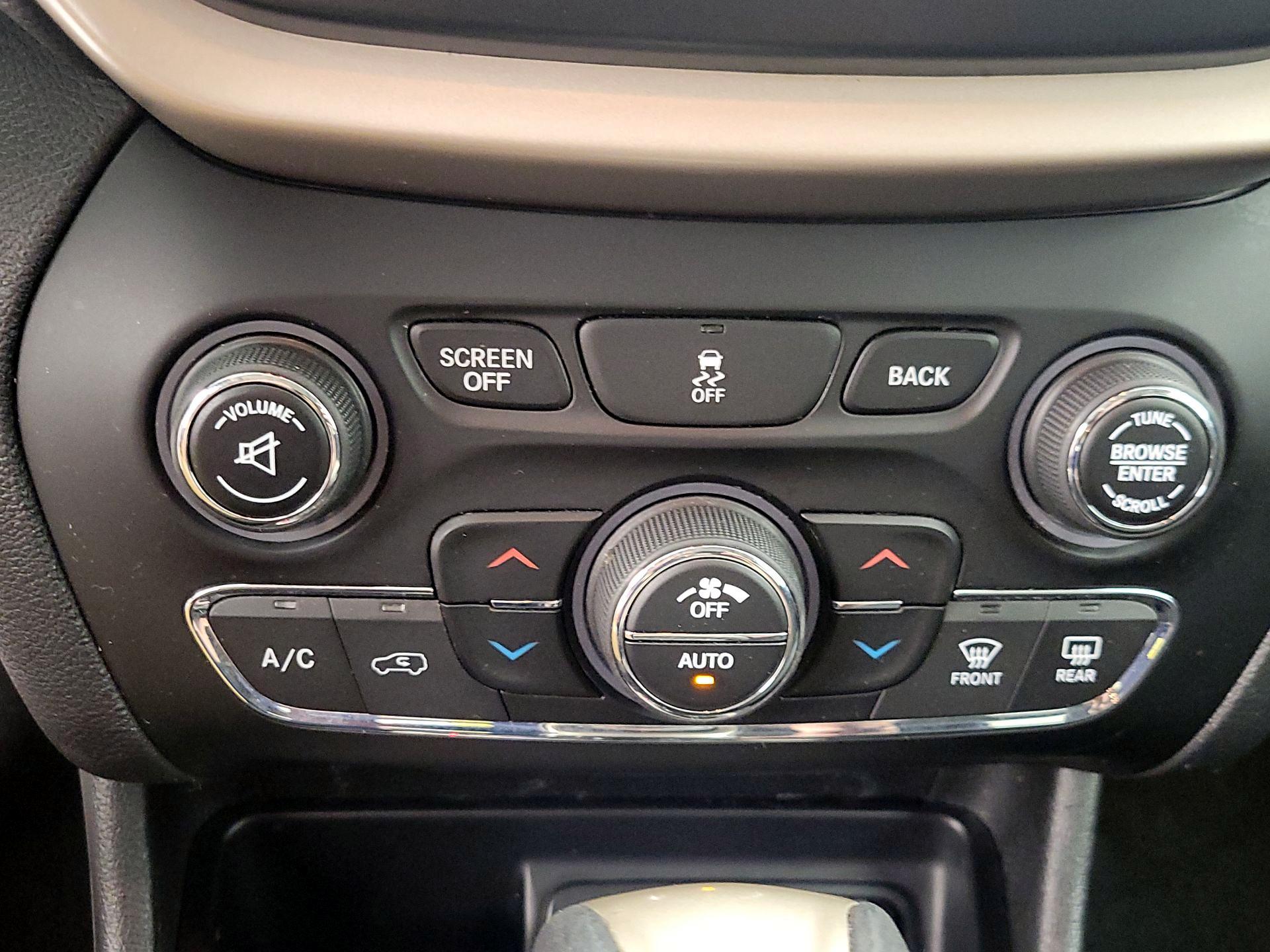 Thumbnail: 2016 Jeep Cherokee - 17