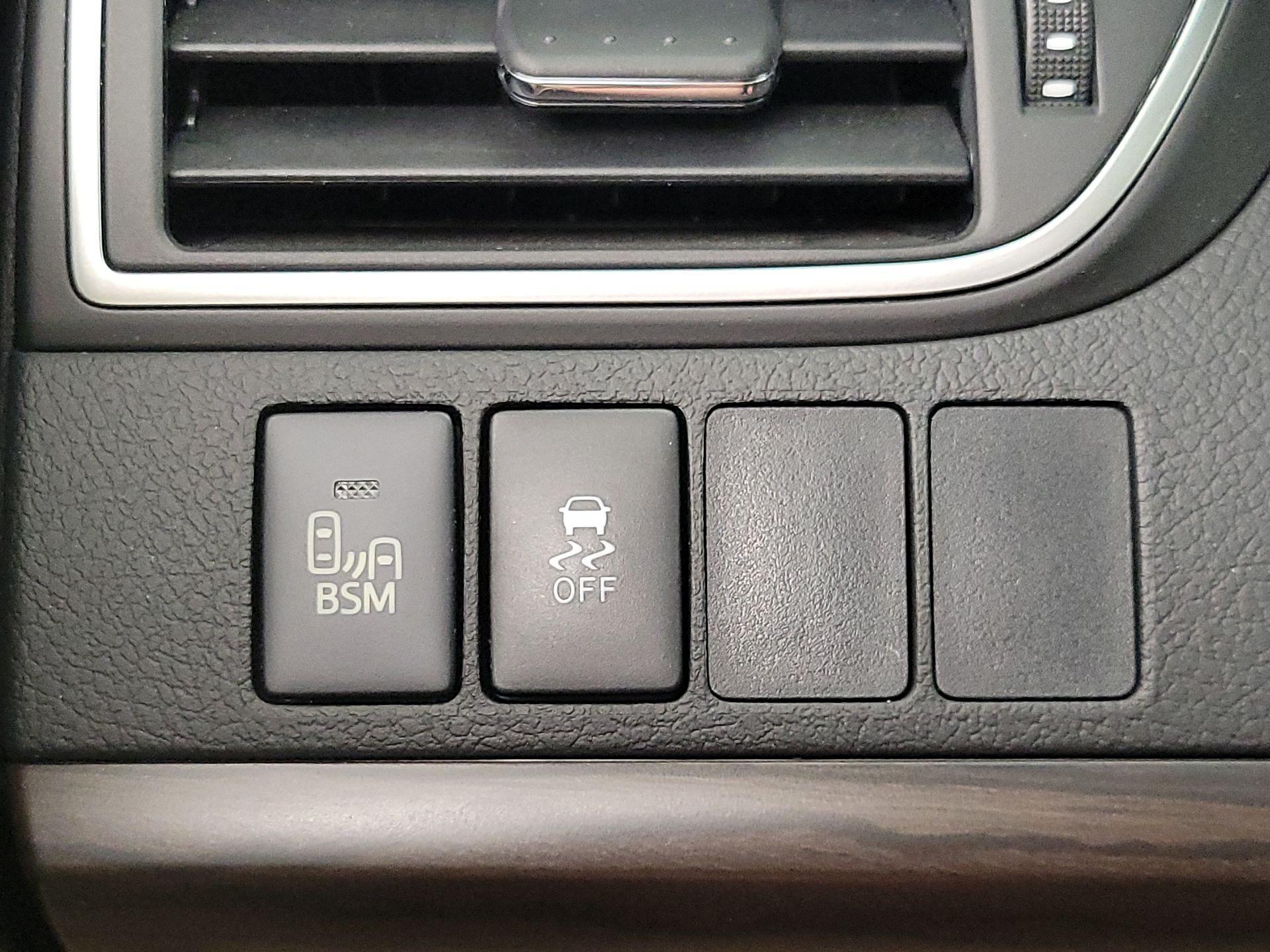 Thumbnail: 2016 Toyota Camry - 13
