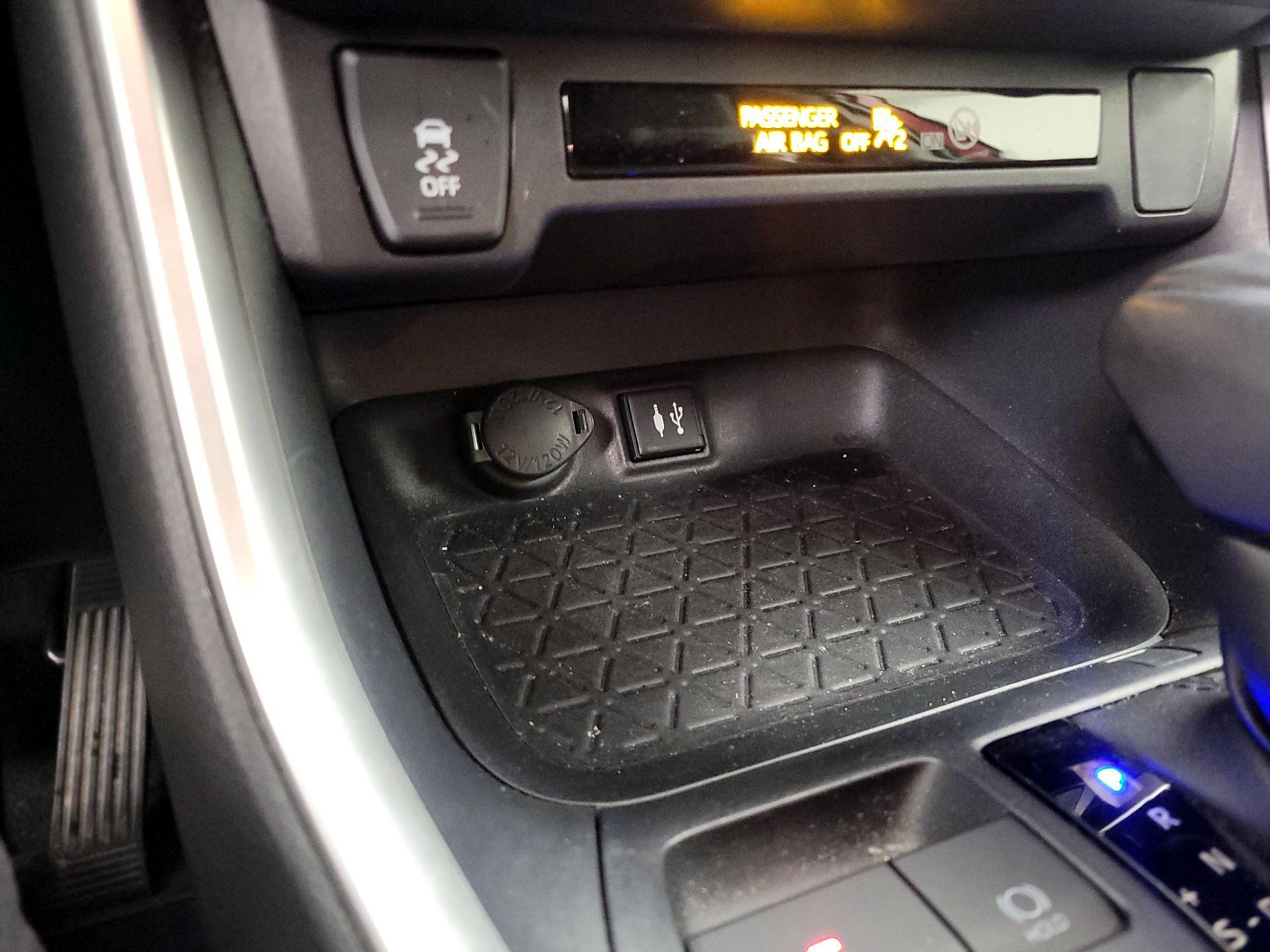 Thumbnail: 2019 Toyota RAV4 - 18