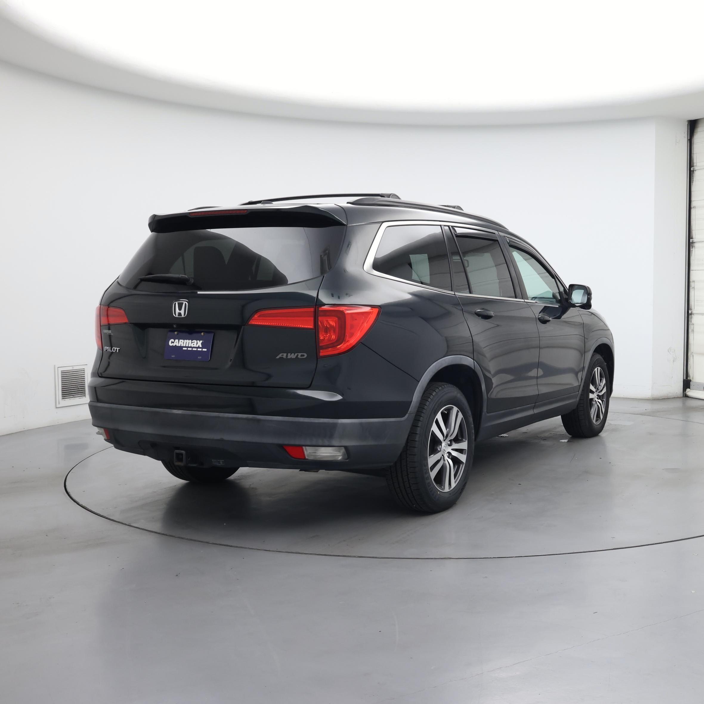 Thumbnail: 2017 Honda Pilot - 8