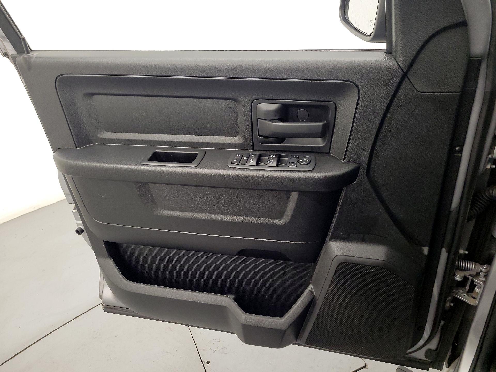 Thumbnail: 2020 RAM 1500 Classic - 12