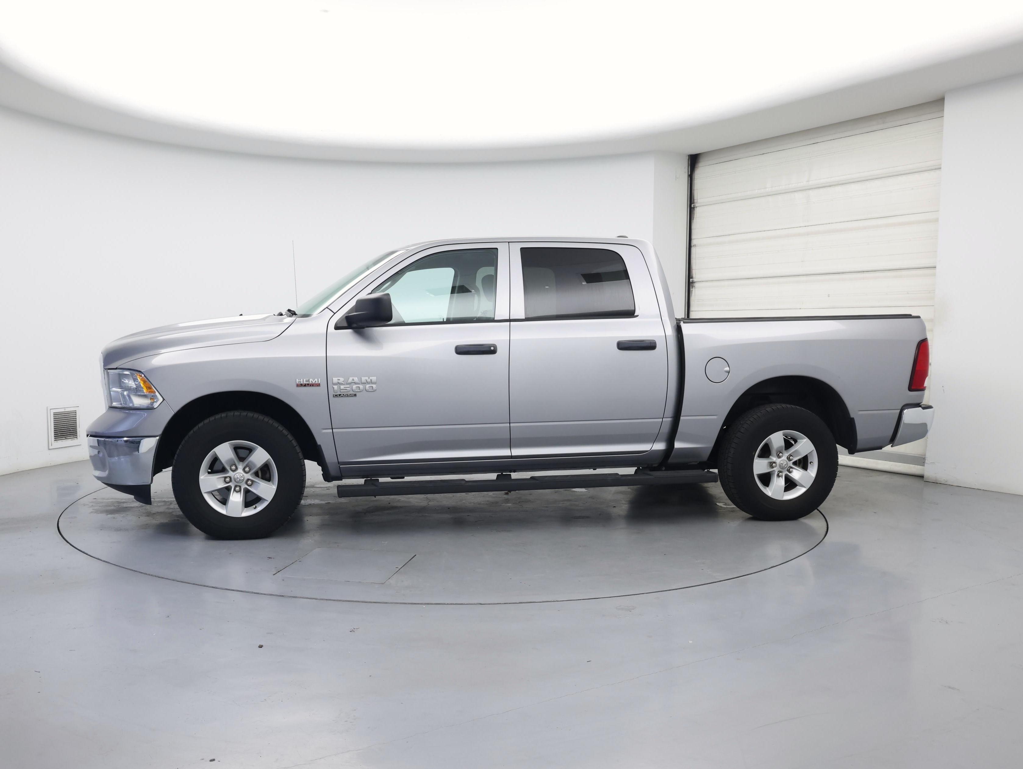 Thumbnail: 2020 RAM 1500 Classic - 3