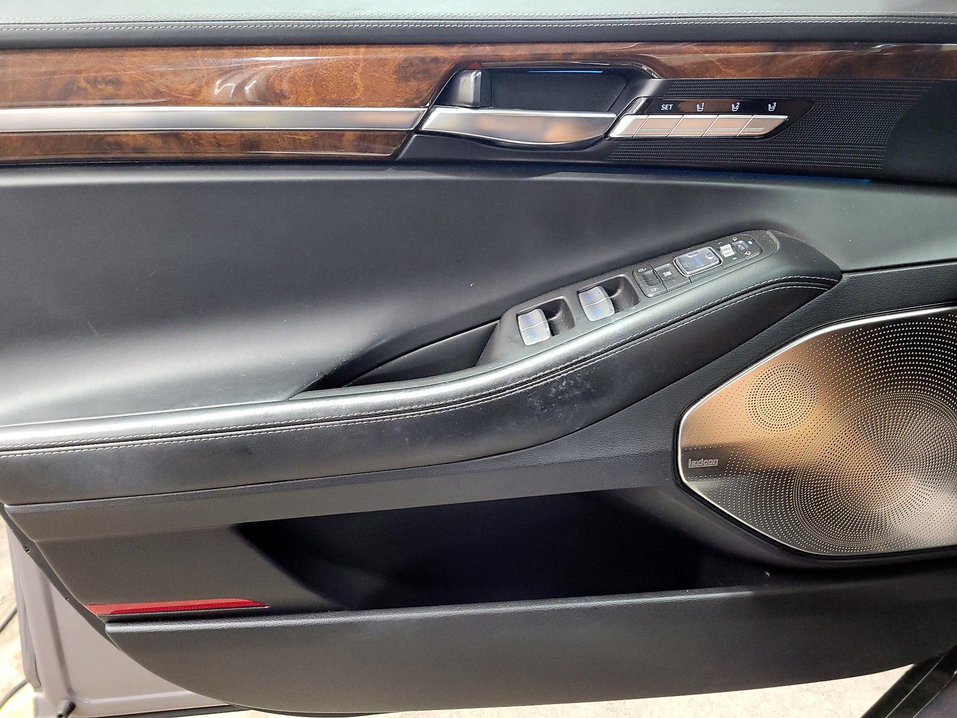 Thumbnail: 2018 Genesis G90 - 12