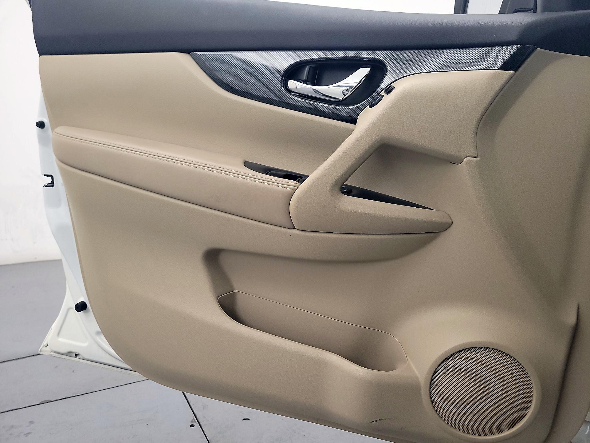 Thumbnail: 2015 Nissan Rogue - 12