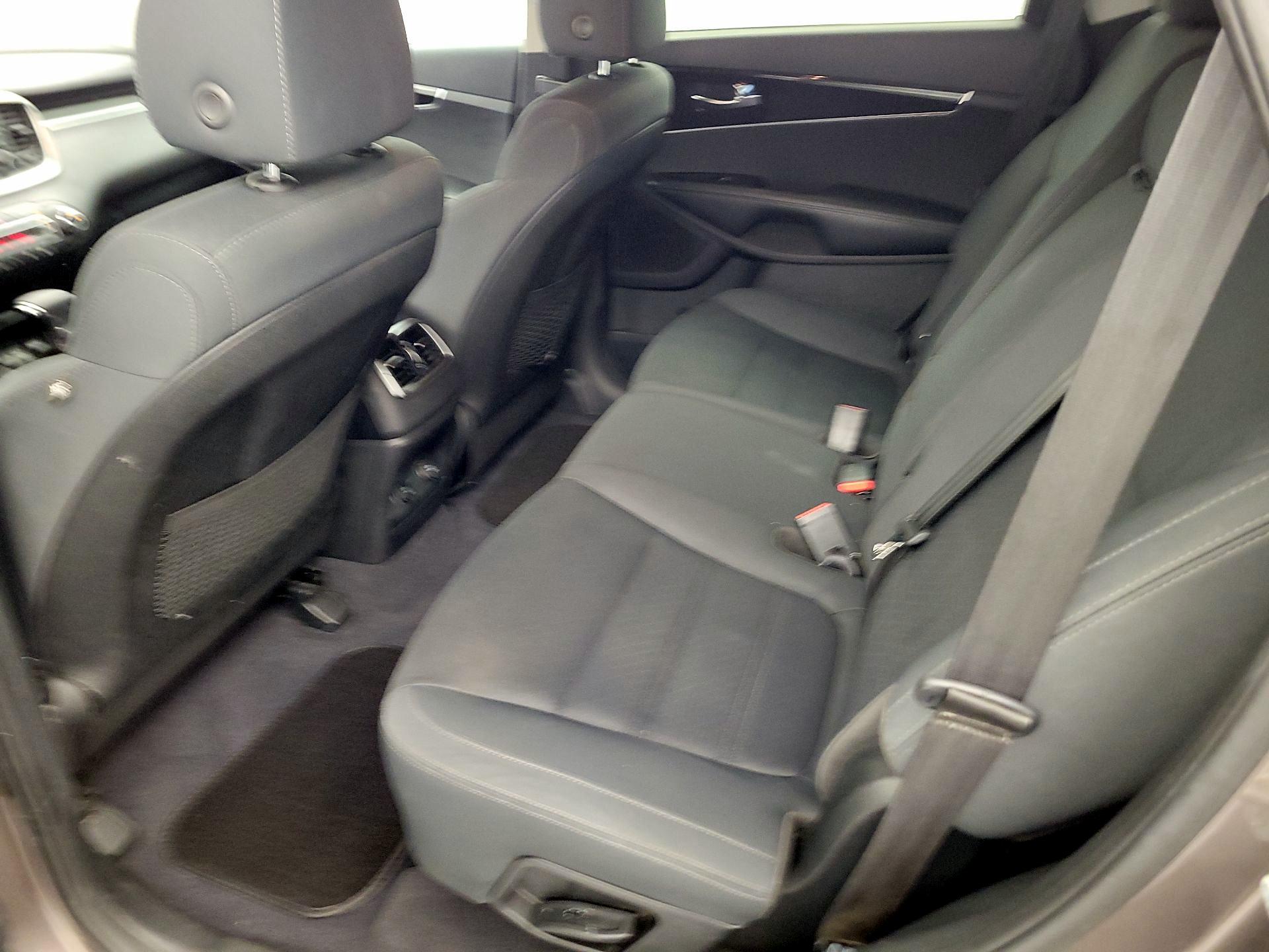 Thumbnail: 2019 Kia Sorento - 16