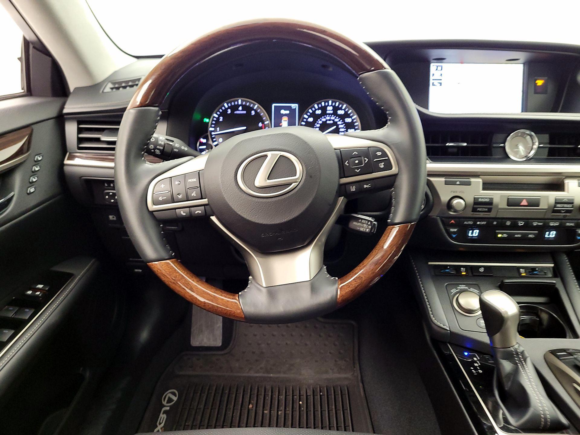 Thumbnail: 2018 Lexus ES - 10