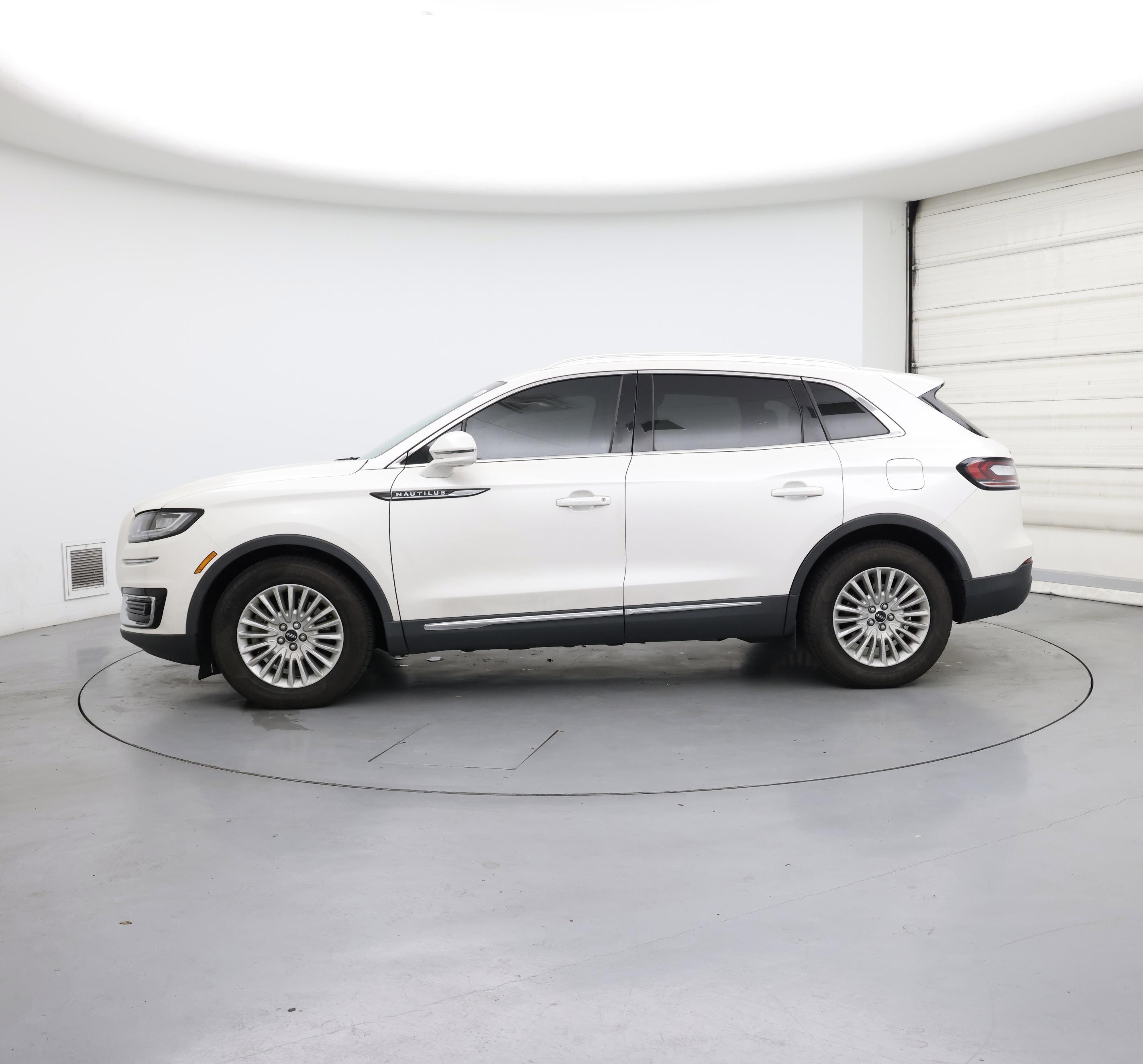 Thumbnail: 2019 Lincoln Nautilus - 3