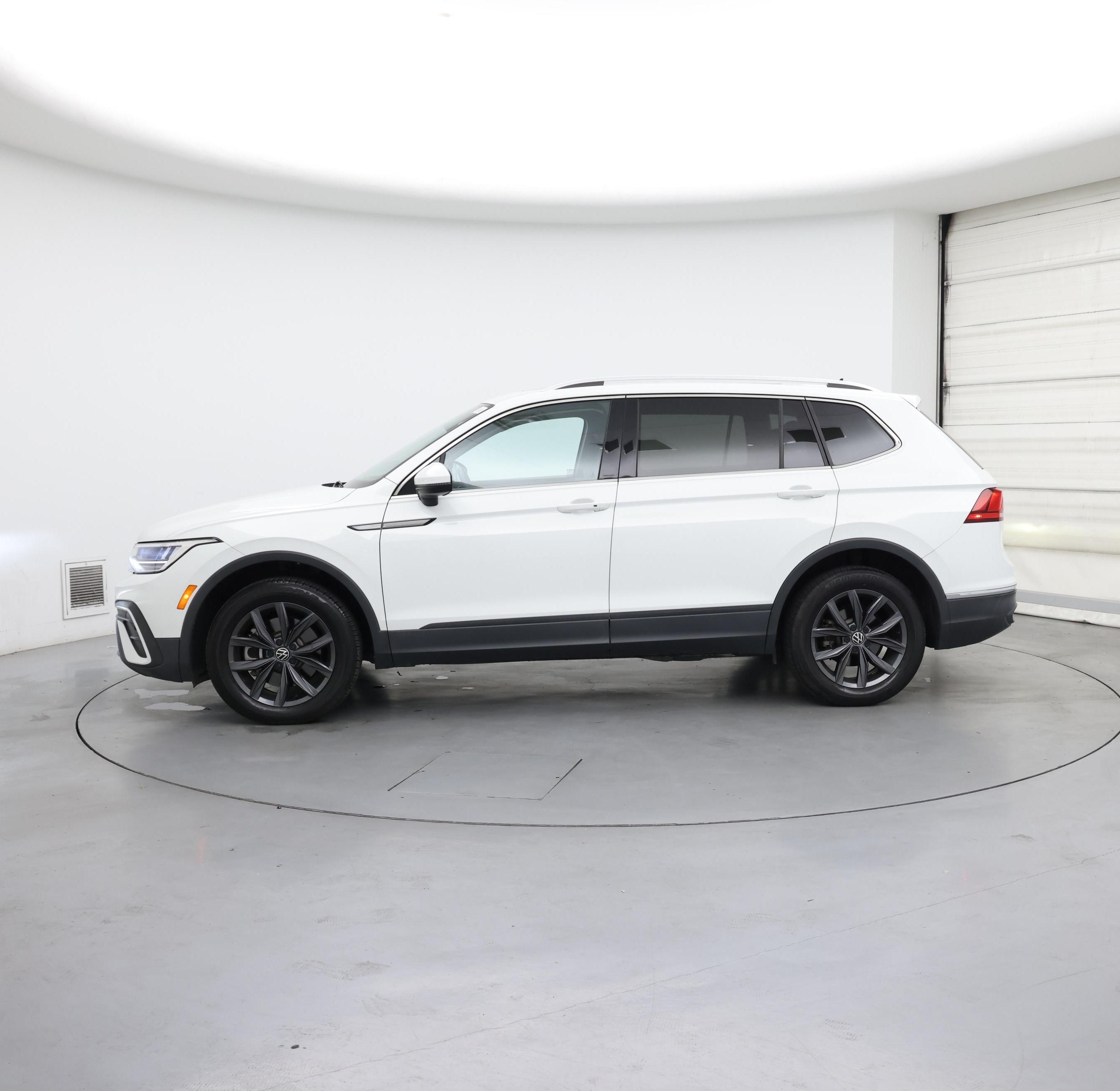 Thumbnail: 2022 Volkswagen Tiguan - 3