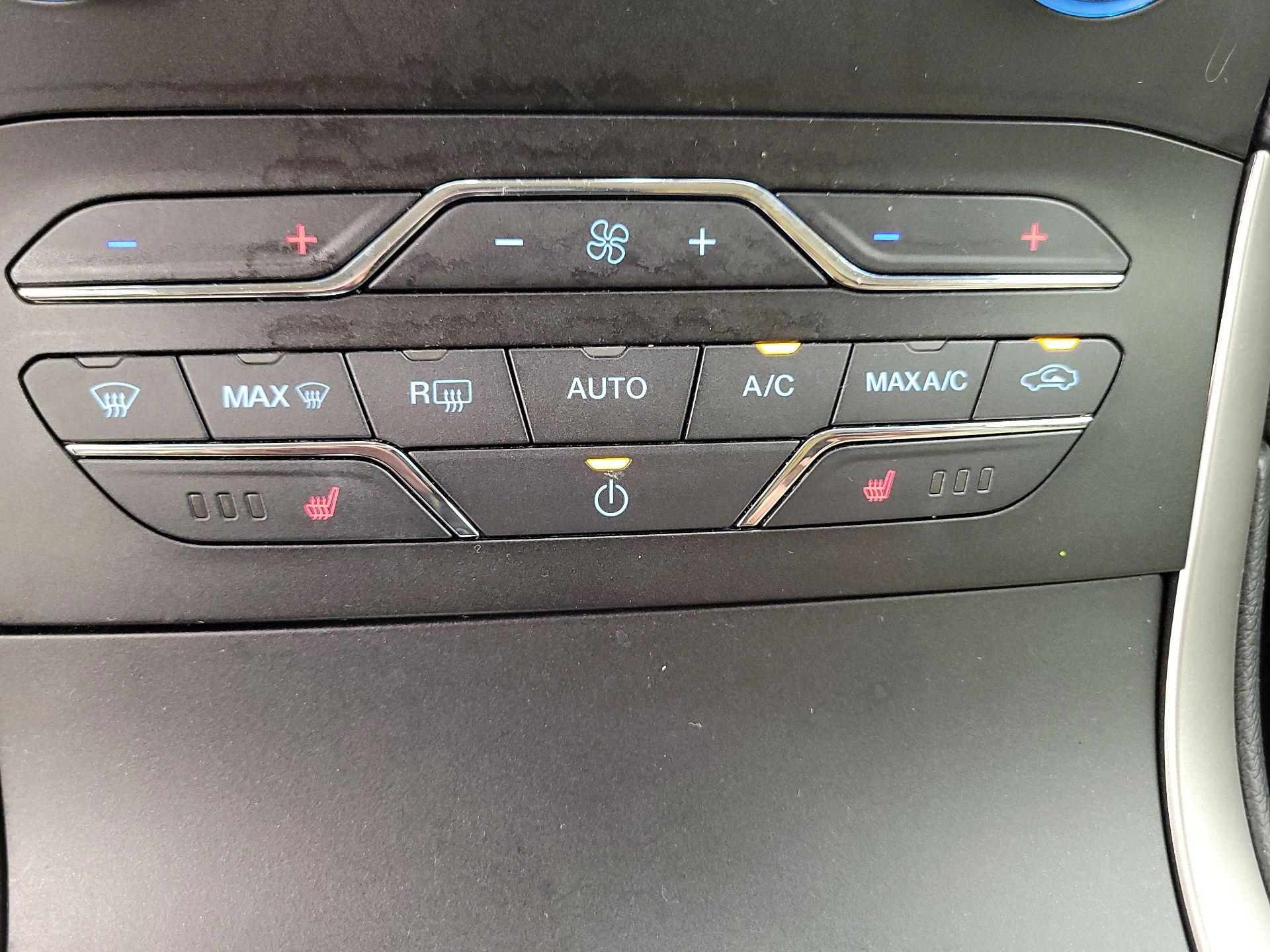 Thumbnail: 2019 Ford Edge - 16