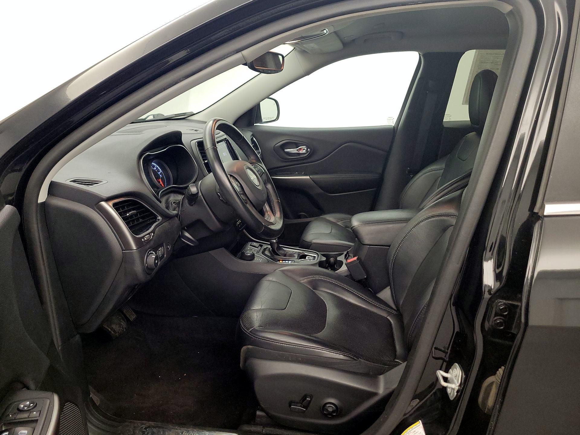 Thumbnail: 2019 Jeep Cherokee - 11