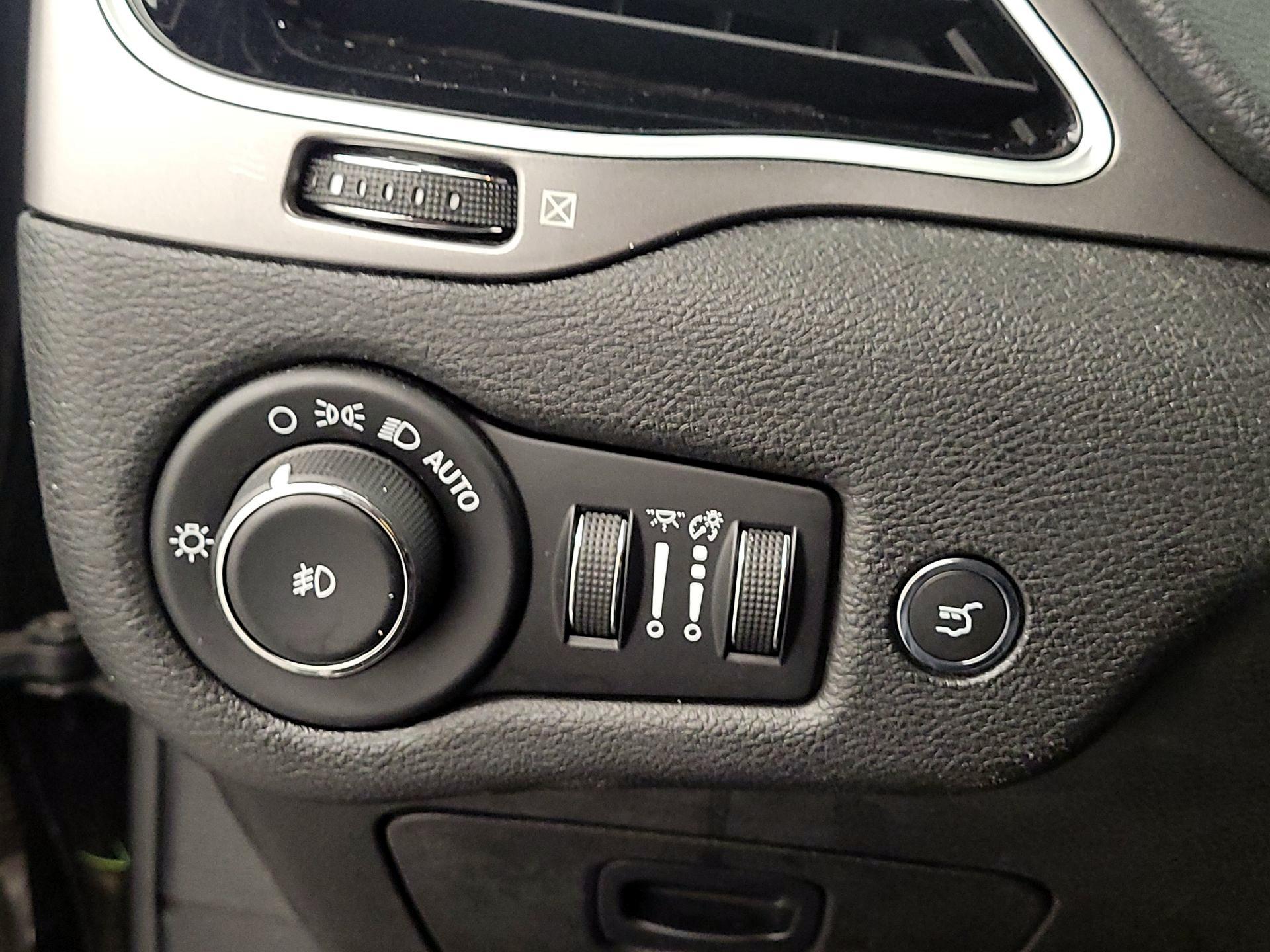 Thumbnail: 2019 Jeep Cherokee - 13