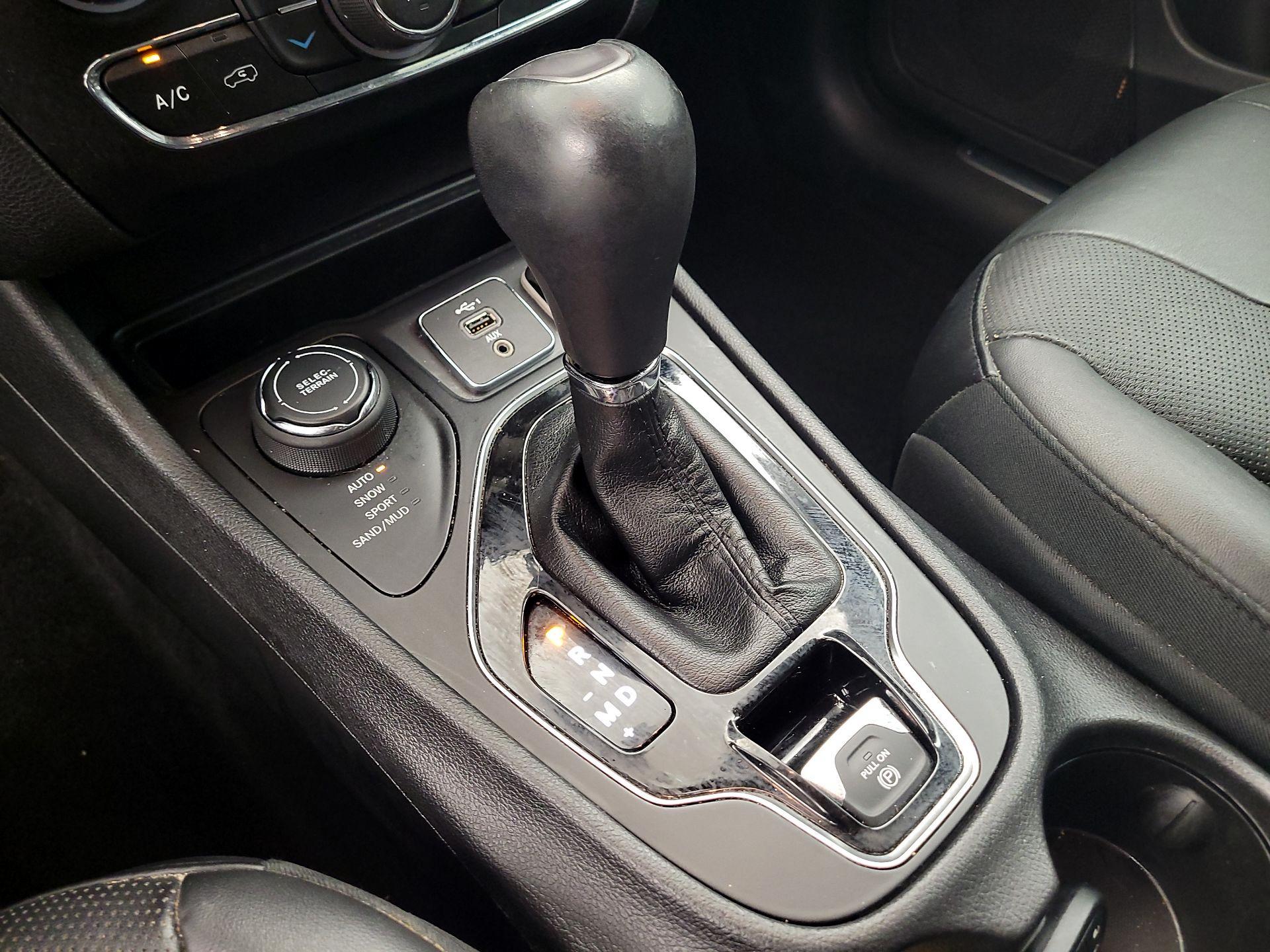 Thumbnail: 2019 Jeep Cherokee - 17