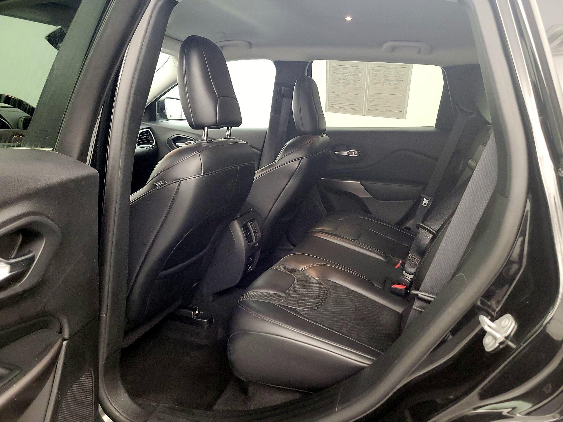 Thumbnail: 2019 Jeep Cherokee - 18