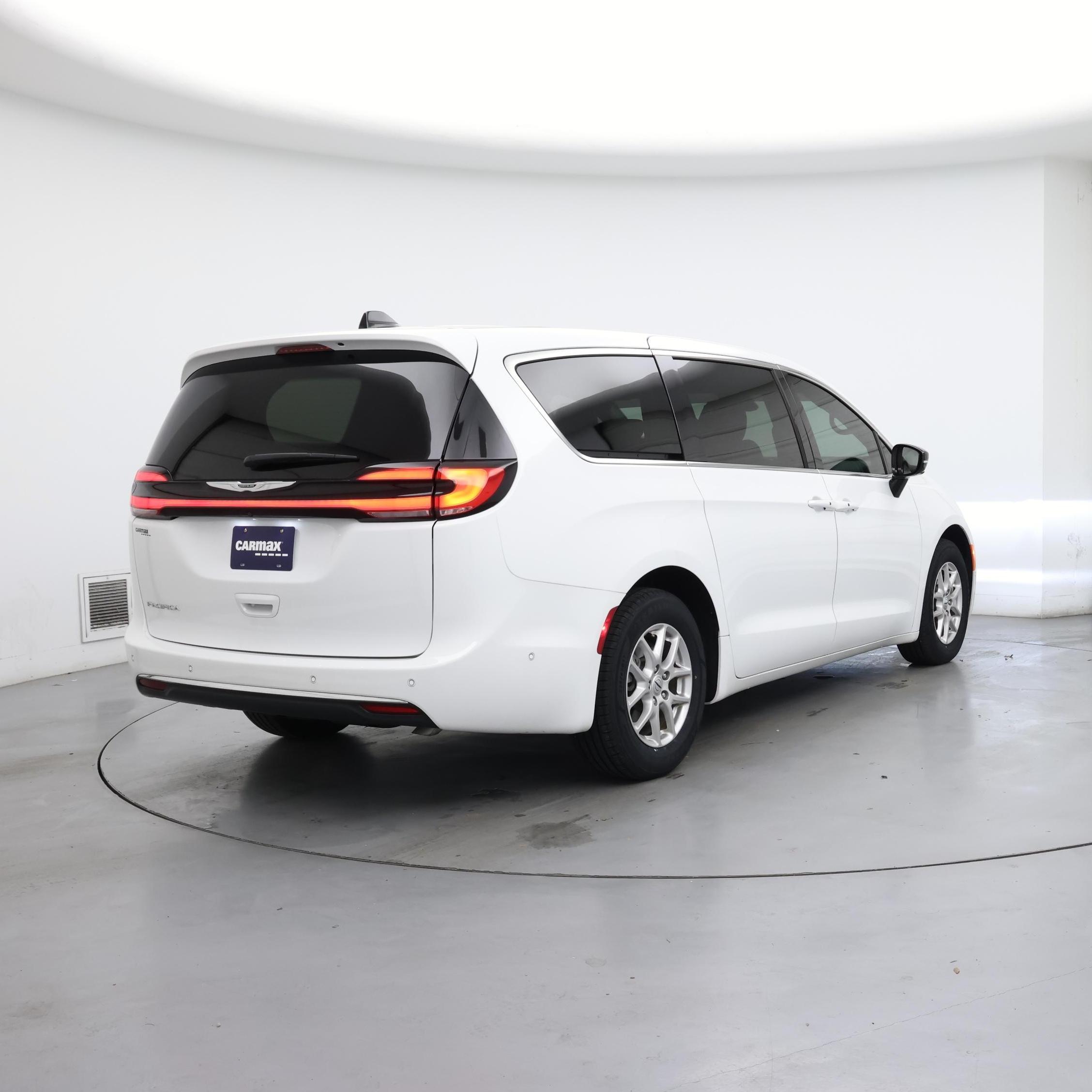 Thumbnail: 2025 Chrysler Pacifica - 8