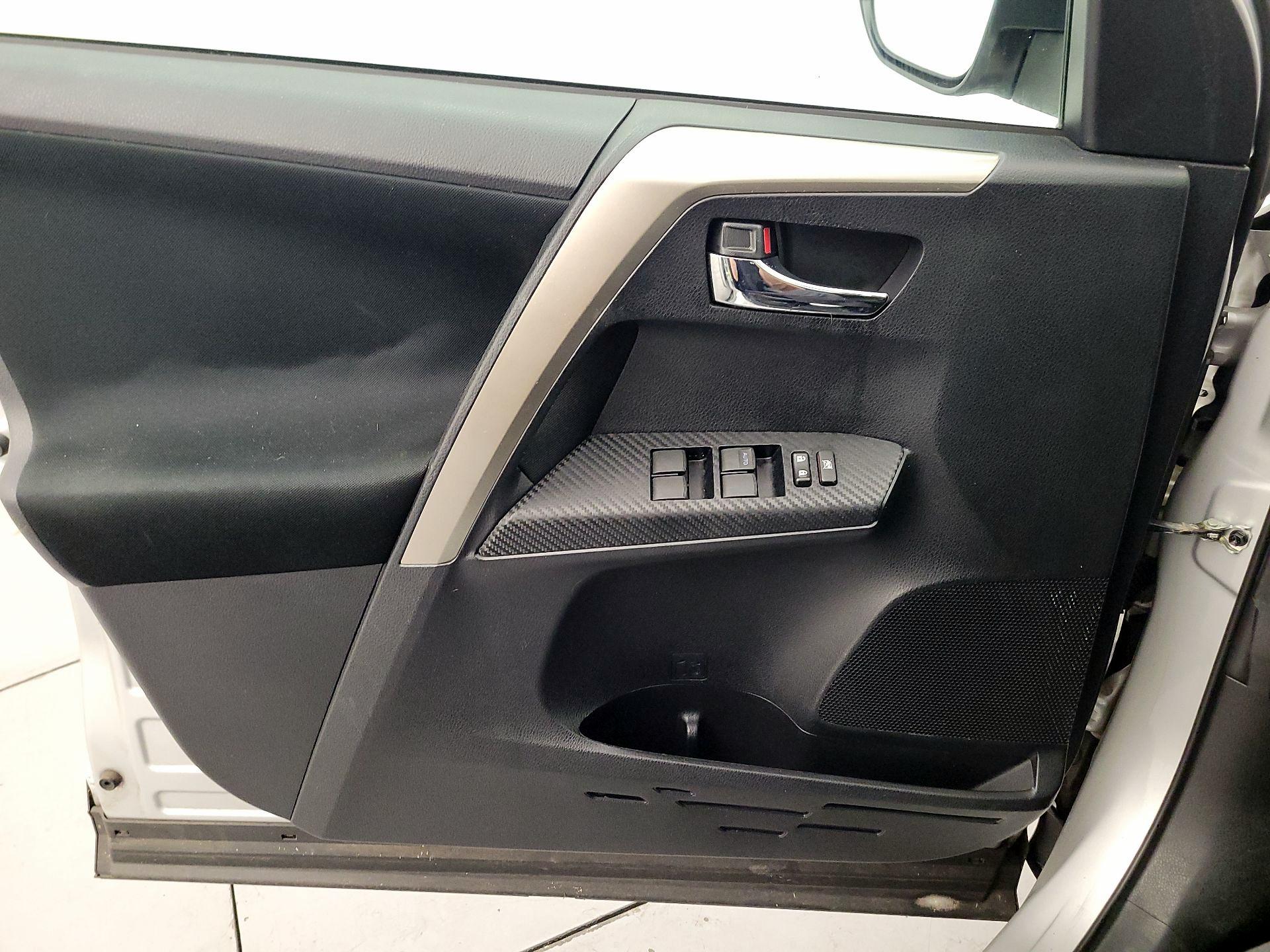 Thumbnail: 2015 Toyota RAV4 - 12
