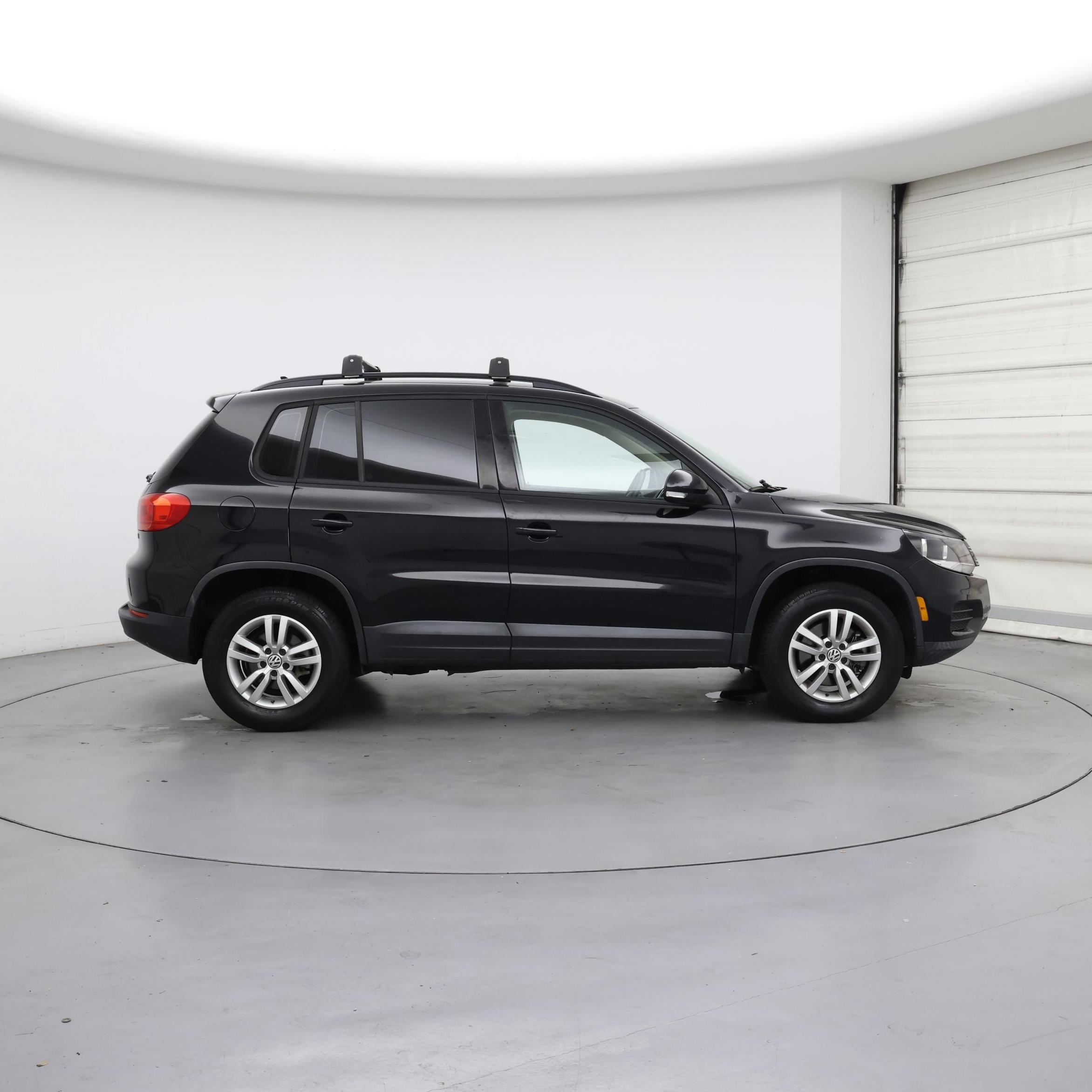 Thumbnail: 2017 Volkswagen Tiguan - 7
