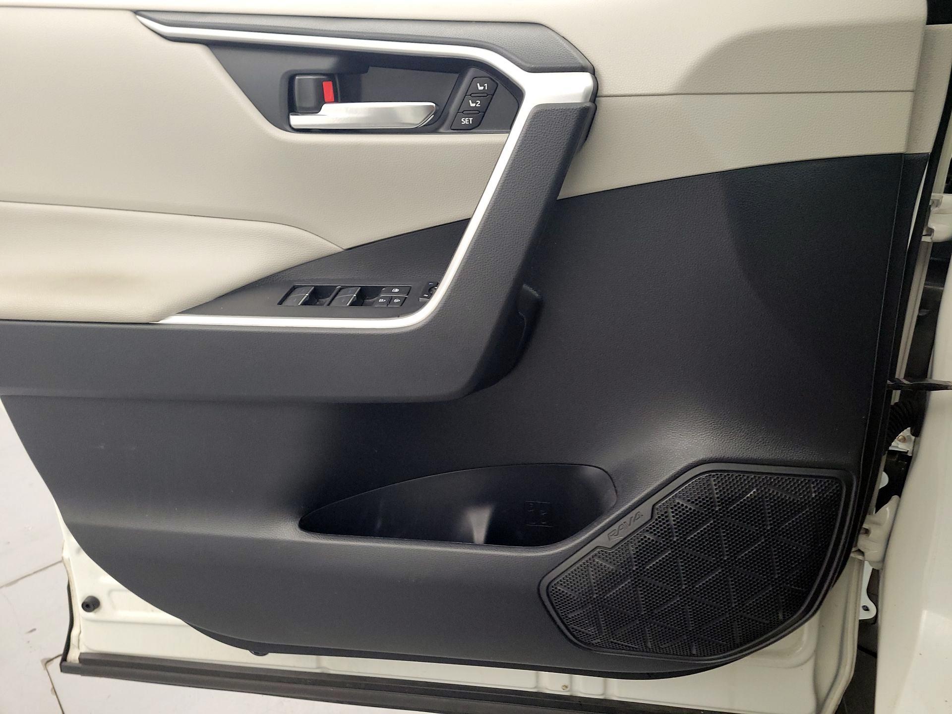 Thumbnail: 2022 Toyota RAV4 - 12