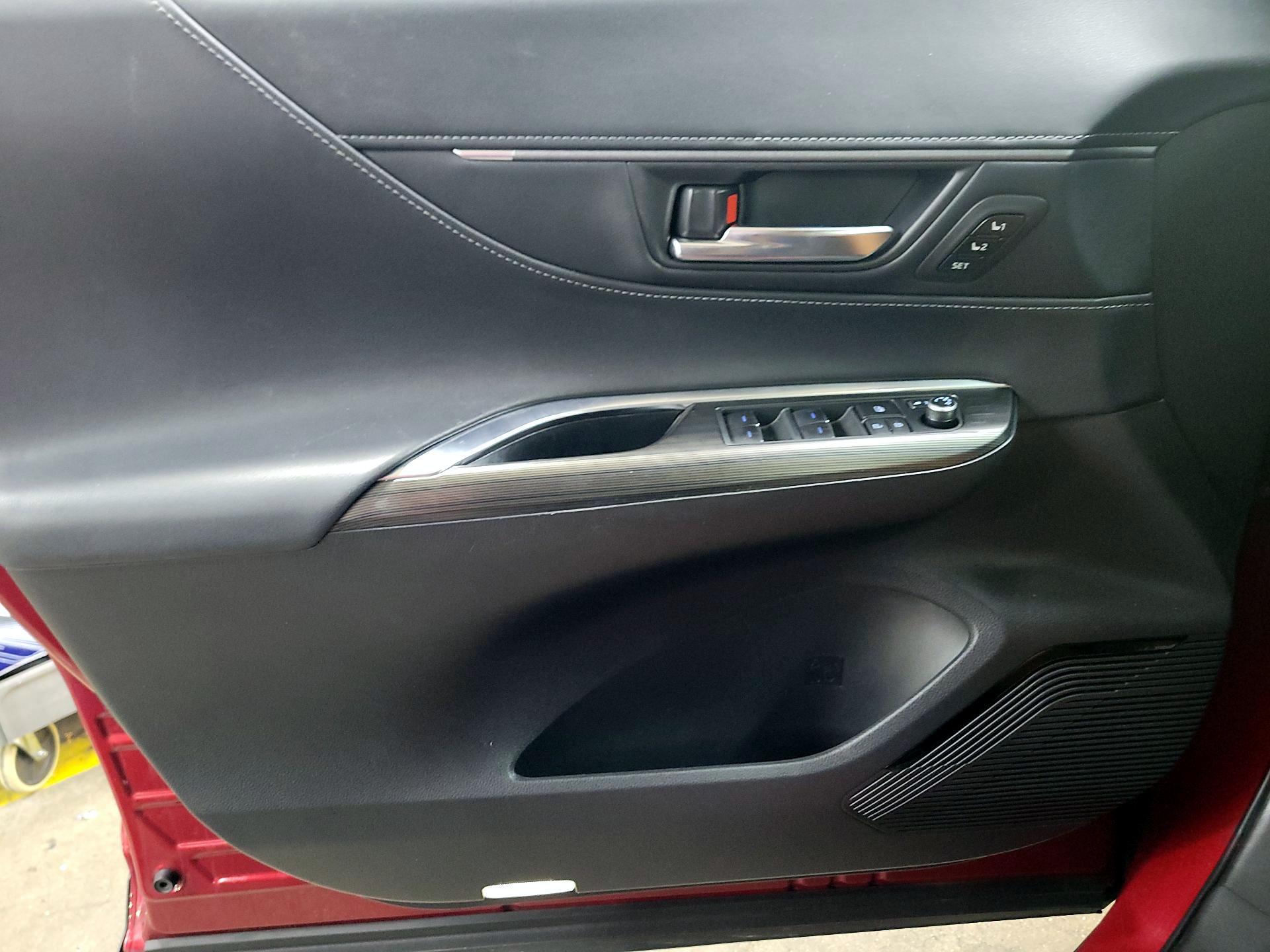 Thumbnail: 2021 Toyota Venza - 12